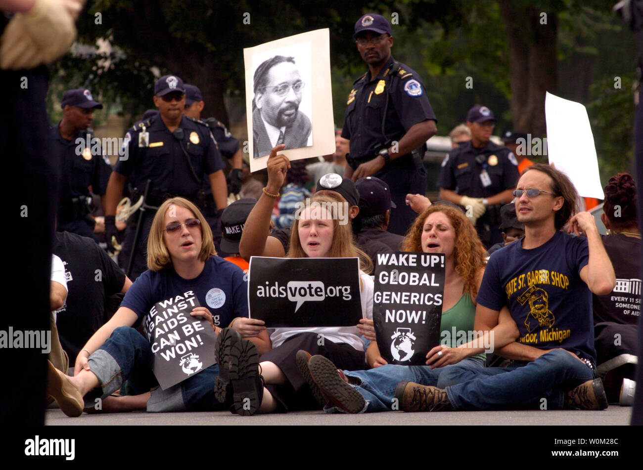 Etwa 1.000 AIDS-Aktivistinnen marschierten durch die Straßen von Washington, DC, bevor auf die Schritte der US Capitol Aufruf zur sofortigen Finanzierung und Maßnahmen der aktuellen AIDS-Krise zu stoppen am 20. Mai 2004. Eine Gruppe von rund 100 Demonstranten am Garfield Kreis nach Sperrung des Verkehrs verhaftet. (UPI Foto/Greg Whitesell) Stockfoto
