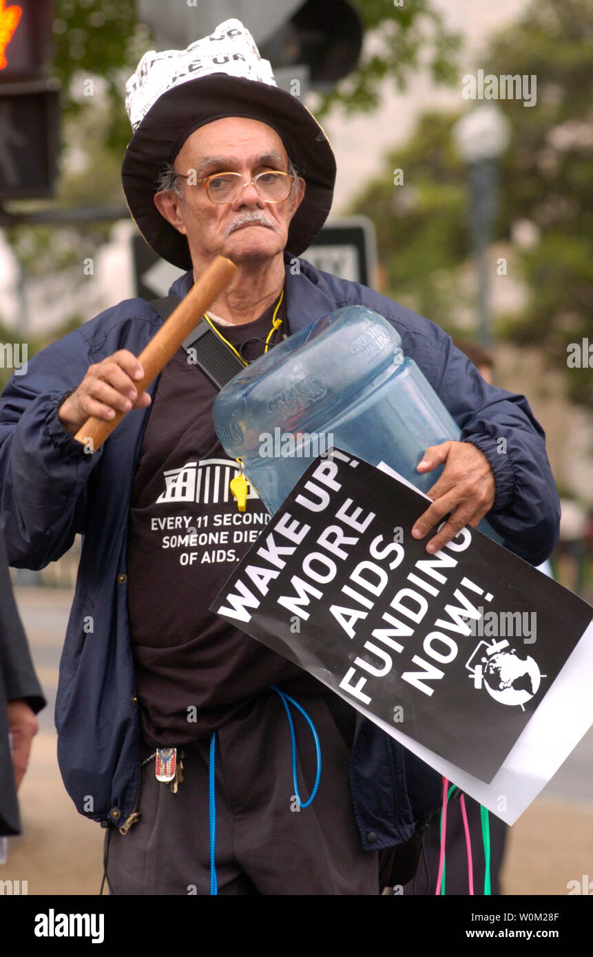 Etwa 1.000 AIDS-Aktivistinnen marschierten durch die Straßen von Washington, DC, bevor auf die Schritte der U.S. Capitol Aufruf zur sofortigen Finanzierung und Maßnahmen der aktuellen AIDS-Krise zu stoppen am 20. Mai 2004. Eine Gruppe von rund 100 Demonstranten am Garfield Kreis nach Sperrung des Verkehrs verhaftet. (UPI Foto/Greg Whitesell) Stockfoto