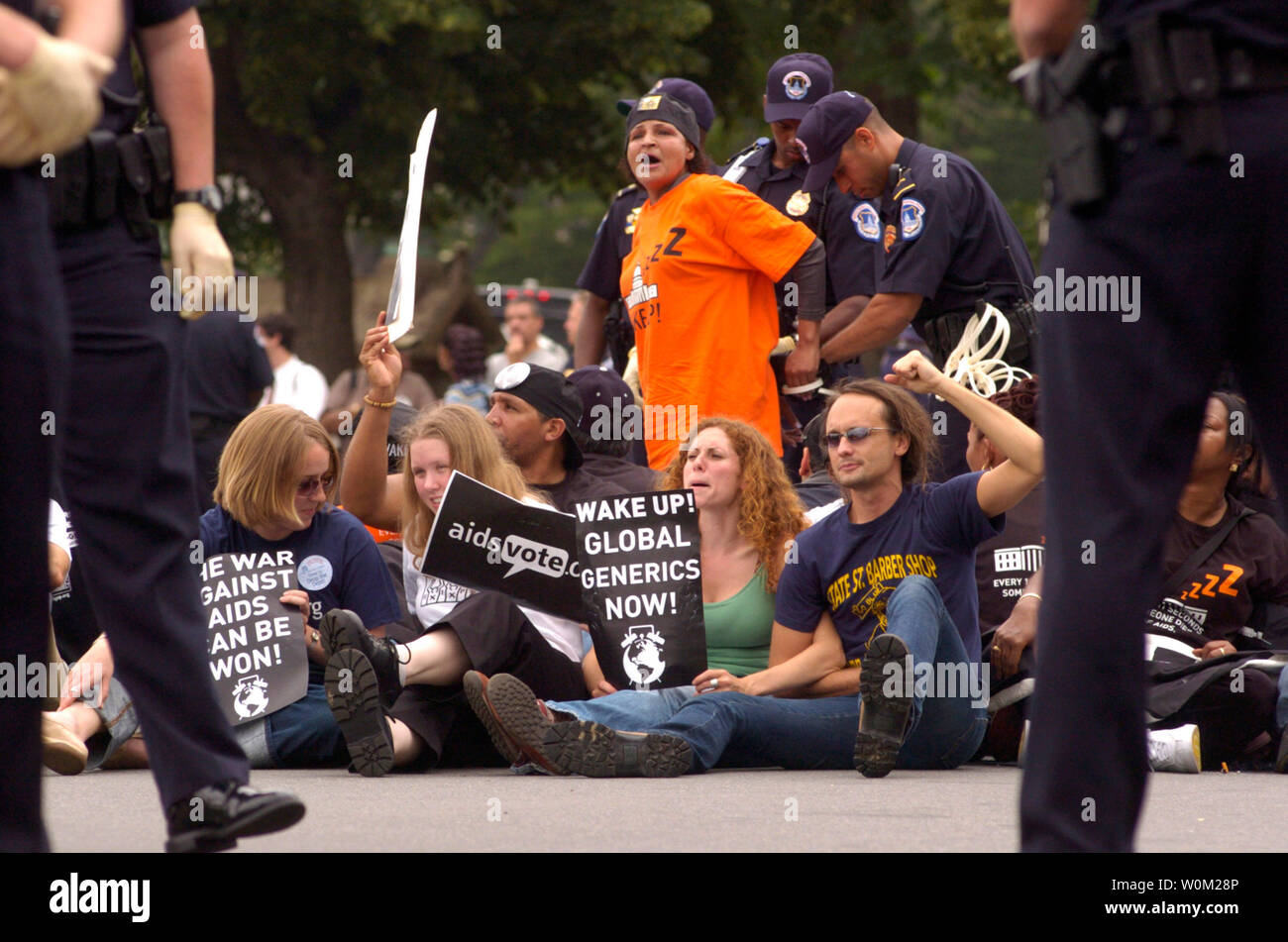 Etwa 1.000 AIDS-Aktivistinnen marschierten durch die Straßen von Washington, DC, bevor auf die Schritte der US Capitol Aufruf zur sofortigen Finanzierung und Maßnahmen der aktuellen AIDS-Krise zu stoppen am 20. Mai 2004. Eine Gruppe von rund 100 Demonstranten am Garfield Kreis nach Sperrung des Verkehrs verhaftet. (UPI Foto/Greg Whitesell) Stockfoto