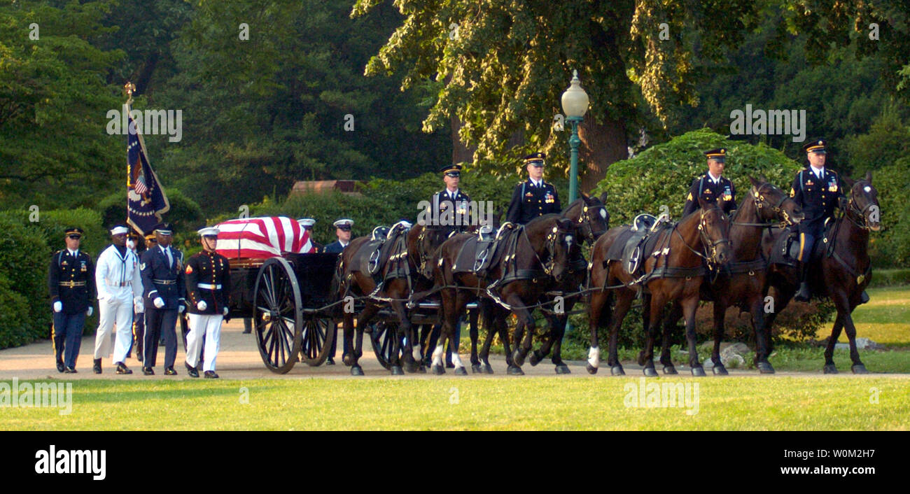 Der ehemalige US-Präsident Ronald Reagan's Sarg wird auf dem US Capitol Gebäude, wo es bis Freitag für die Anzeige in der Rotunde, wo Menschen ihre letzte Ehre in Washington D.C. am 9. Juni 2004 zahlen können, bleiben wird. (UPI Foto/Greg Whitesell) Stockfoto