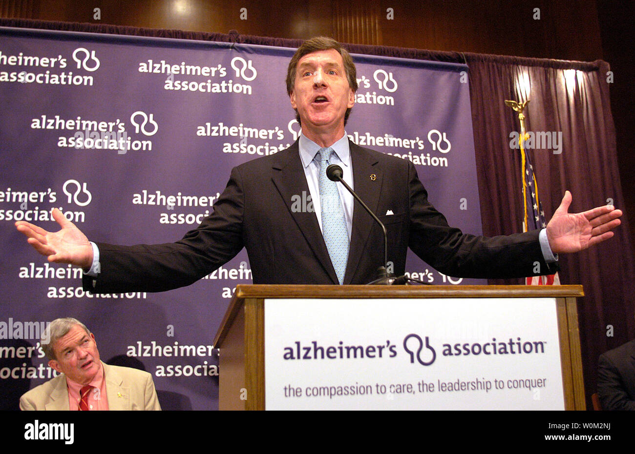 Rep. Jim Ramstad (R-MN) spricht bei einer Pressekonferenz über die Freigabe von einem Bericht die Alzheimer's Association, was darauf hindeutet, dass Durchbrüche in der Forschung, die in fast 3 Millionen weniger Alzheimer Fällen bis zum Jahr 2025 im Dirksen Senate Office Building in Washington D.C. am 23. Juni 2004 führen könnte. (UPI Foto/Greg Whitesell) Stockfoto