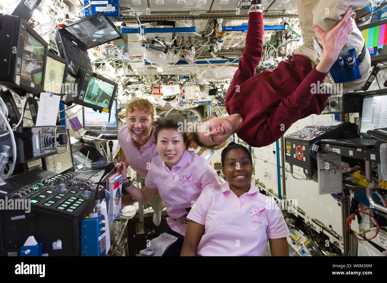 STS-131 Mission Spezialisten Stephanie Wilson der NASA, Naoko Yamasaki der Japan Aerospace Exploration Agency (JAXA), Dorothy Metcalf-Lindenburger der NASA, und Expedition 23 Flight Engineer Tracy Caldwell Dyson (oben links) Arbeit an der Robotik workstation am 8. April 2010 an Bord der Internationalen Raumstation, zur Unterstützung der Übertragung mittels Canadarm2 Roboterarm der Station Cargo aus der Multi-Purpose Logistics Module zu verschieben. Der STS-131 Mission siebenköpfigen Crew an Bord des Space Shuttle Discovery am 5. April vom Kennedy Space Center ins Leben gerufen, die sechs Bewohner des Sp Stockfoto