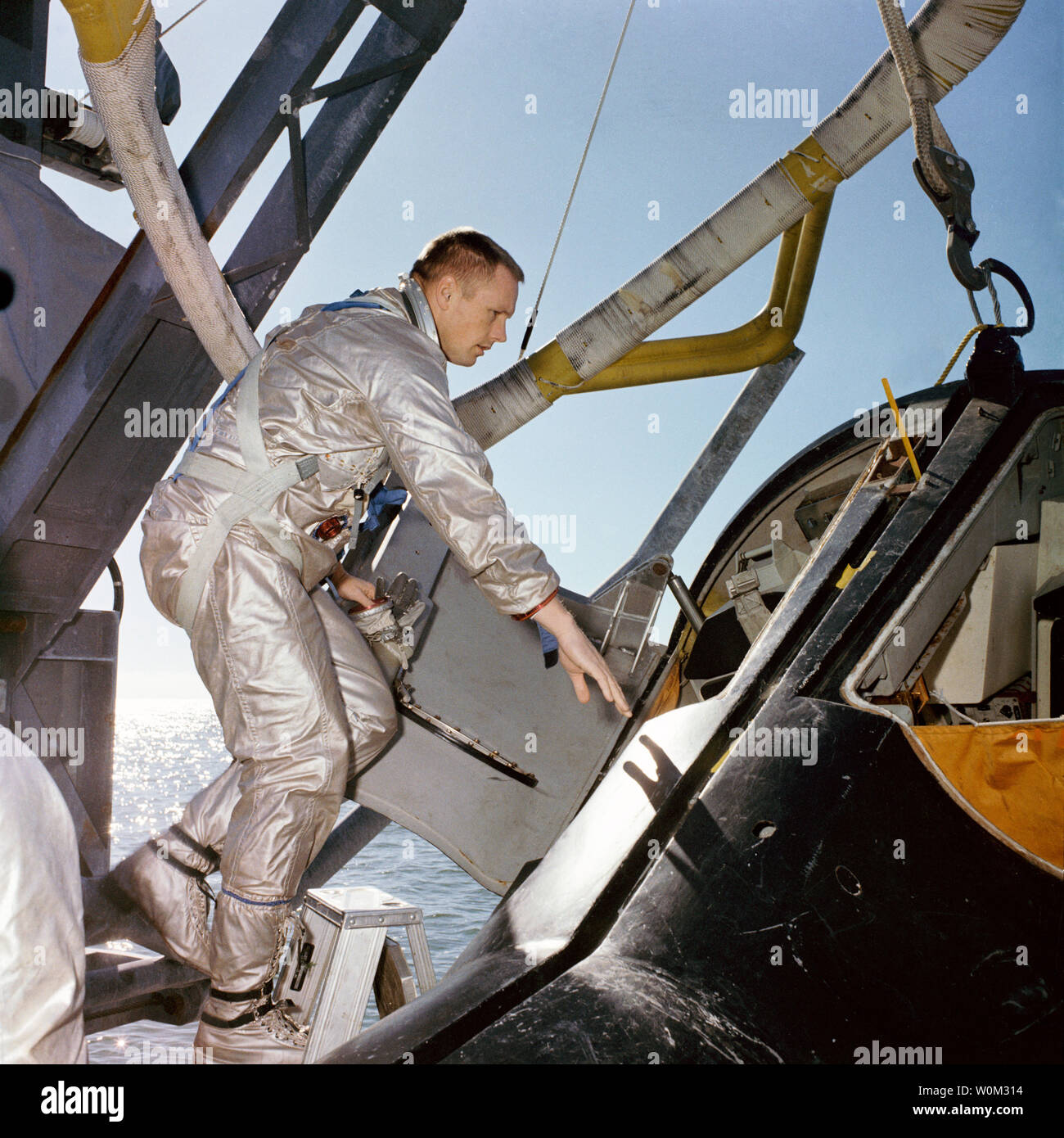 NASA-Astronaut Neil Armstrong, Prime crew Befehl pilot auf Gemini 8, steigt in ein Modell in Originalgröße der Gemini spacecraft während Wasser egress Training am Golf von Mexiko im Januar 15, 1966. März 16, 2016 markiert den 50. Jahrestag der NASA Gemini 8 Mission, das sechste bemannte Raumfahrt während Projekt Gemini Programms der Vereinigten Staaten durchgeführt. Das Hauptziel der Mission, dem erfolgreichen Andocken von zwei Satelliten im Orbit, ein Novum in der Raumfahrt, war ein Erfolg, obwohl die Besatzung einen kritischen in-space system Ausfall würde erfahren, der sie zwingt, die Mission vorzeitig zu verlassen. Stockfoto