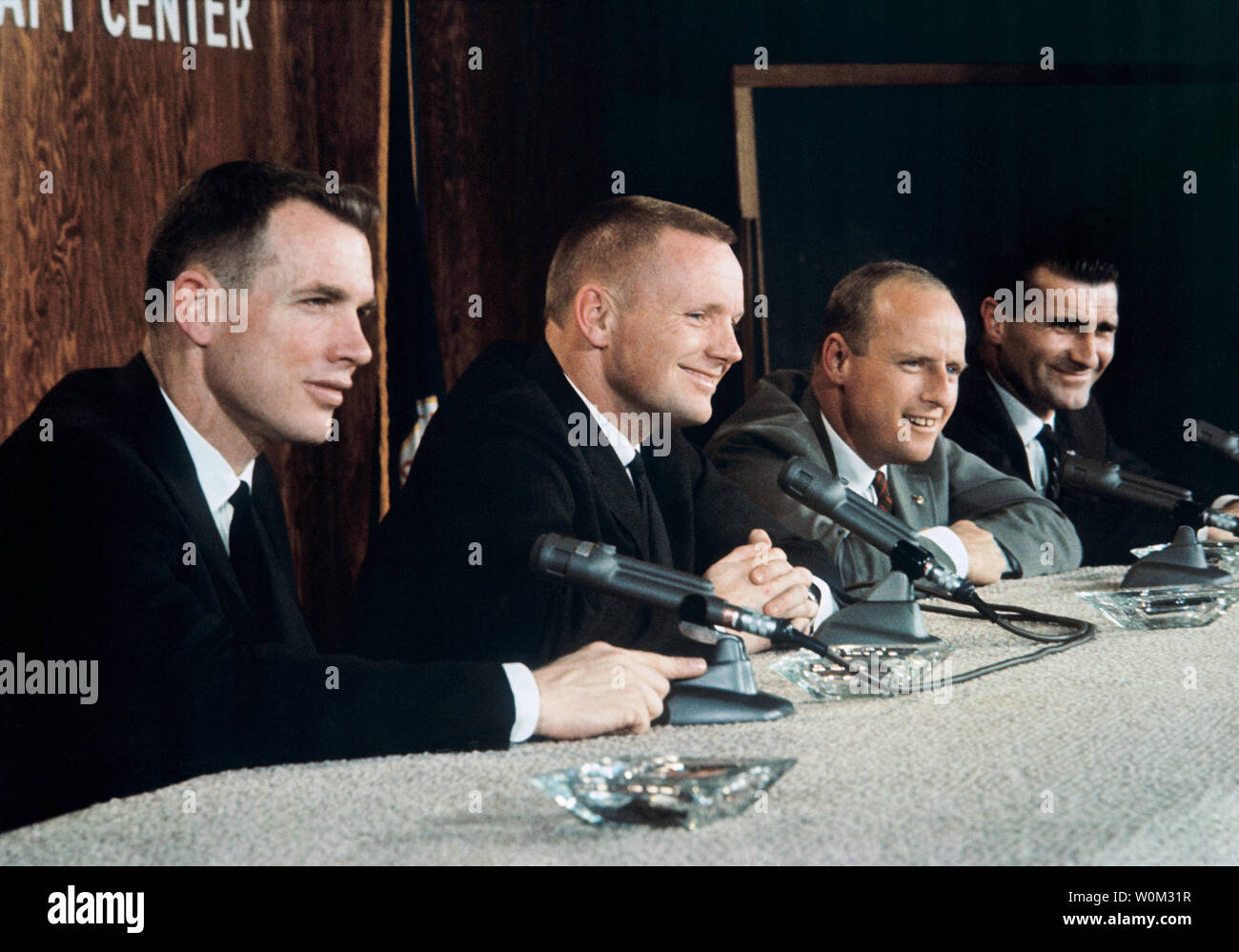 Gemini 8 Prime und Backup Mannschaften während eines Februar 26, 1966, Pressekonferenz. Zu recht sind Astronauten David Scott, Prime crew Pilot; Neil Armstrong, Prime crew Befehl Pilot; Pete Conrad, Backup crew Befehl Pilot; und Richard Gordon jr., Backup crew pilot Links. März 16, 2016 markiert den 50. Jahrestag der NASA Gemini 8 Mission, das sechste bemannte Raumfahrt während Projekt Gemini Programms der Vereinigten Staaten durchgeführt. Das Hauptziel der Mission, dem erfolgreichen Andocken von zwei Satelliten im Orbit, ein Novum in der Raumfahrt, war ein Erfolg, obwohl die Mannschaft würde eine kritische in - spac Stockfoto