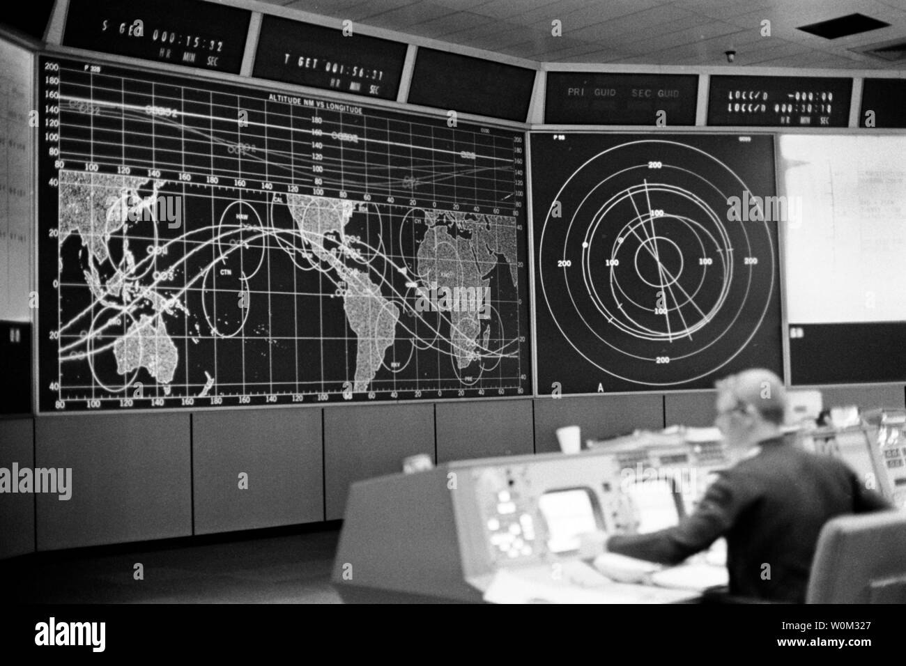 Blick in das Innere Mission Control, Radio Rufzeichen Houston, auf dem Gebiet der bemannten Raumfahrt Zentrum (Johnson Space Center in Houston, Texas, während die NASA-Gemini 8 Mission am 16. März 1966. Besatzungsmitglieder für das Gemini 8 Mission waren Astronauten Neil Armstrong, Befehl Pilot, und David Scott, Pilot. März 16, 2016 markiert den 50. Jahrestag der NASA Gemini 8 Mission, das sechste bemannte Raumfahrt während Projekt Gemini Programms der Vereinigten Staaten durchgeführt. Das Hauptziel der Mission, dem erfolgreichen Andocken von zwei Satelliten im Orbit, ein Novum in der Raumfahrt, war ein Erfolg, obwohl die Mannschaft würde ein cri Erfahrung Stockfoto