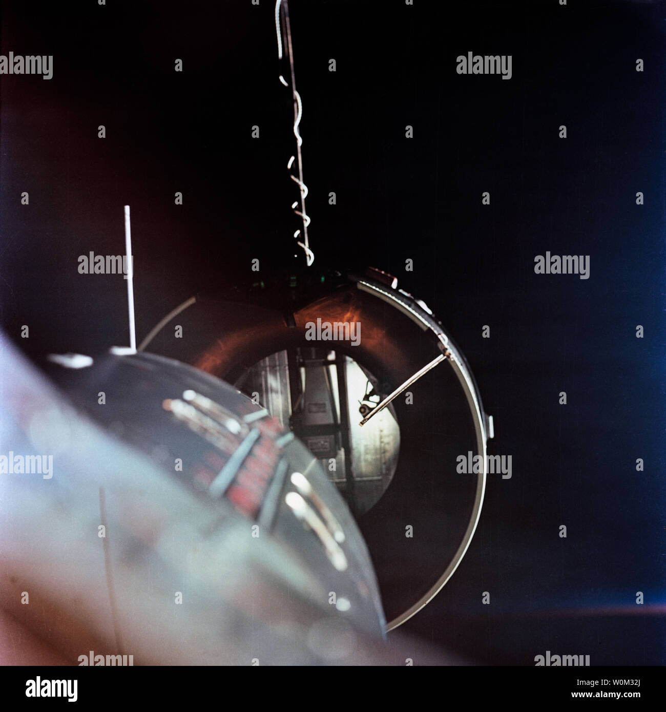 Um die Agena Target Docking Fahrzeug aus dem Gemini 8 Satelliten während Andocken im Raum am März 16, 1966 gesehen. Das Gemini-Adapter der Agena ist ungefähr zwei Fuß von der Nase des Raumfahrzeugs (links unten). Besatzungsmitglieder für das Gemini 8 Mission waren Astronauten Neil Armstrong, Befehl Pilot, und David Scott, Pilot. März 16, 2016 markiert den 50. Jahrestag der NASA Gemini 8 Mission, das sechste bemannte Raumfahrt während Projekt Gemini Programms der Vereinigten Staaten durchgeführt. Das Hauptziel der Mission, dem erfolgreichen Andocken von zwei Satelliten in der Umlaufbahn, ein Firs Stockfoto