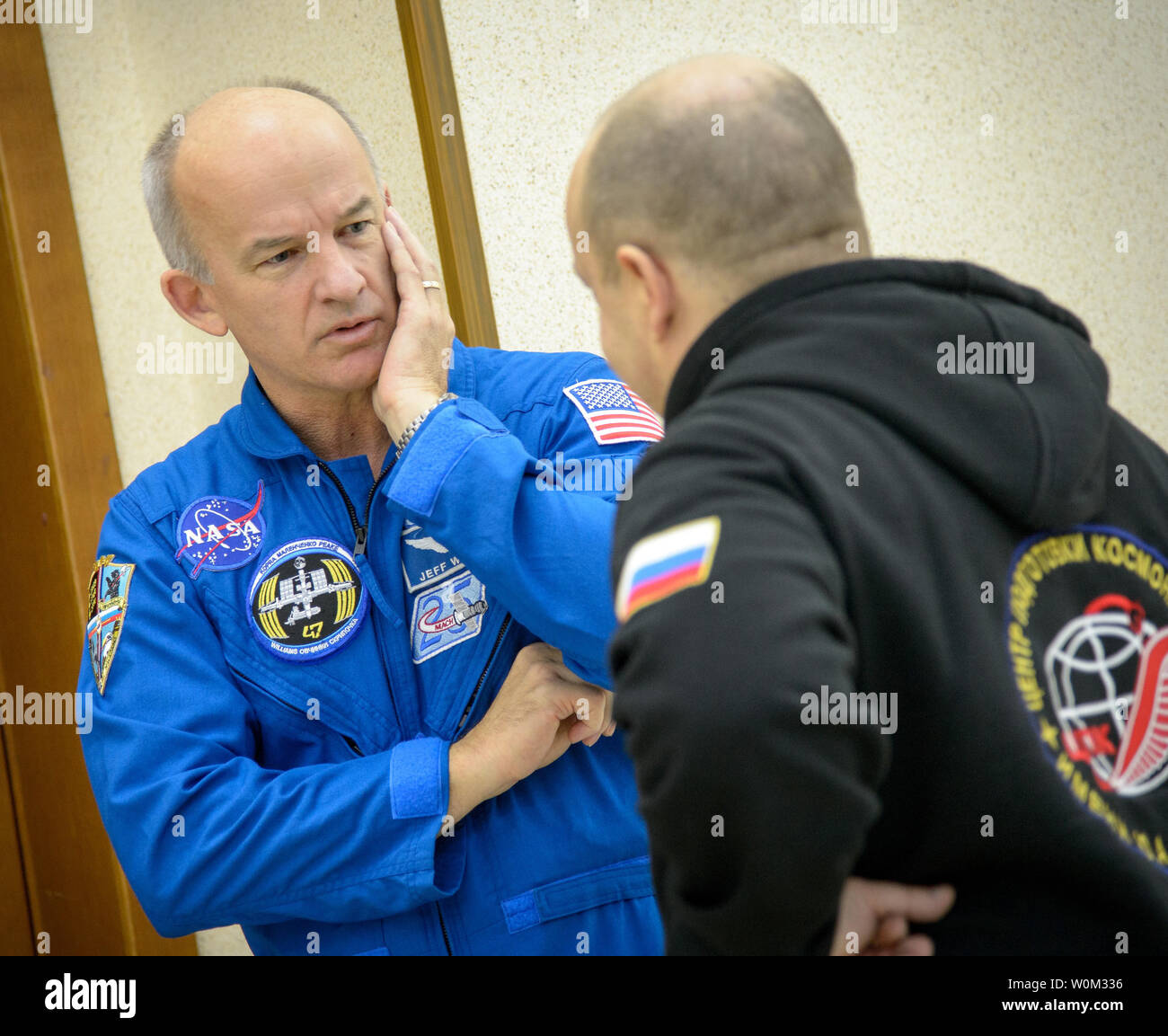 Expedition 47 NASA-Astronaut Jeff Williams, Links, bereitet sich auf seinen letzten Tag der Sojus Qualifikation Prüfungen mit Russischen Kosmonauten Oleg Skripochka, und Alexej Ovchinin von Roskosmos, am 25. Februar 2016, an der Gagarin Cosmonaut Training Centre (GCTC) in Star City, Russland. NASA Foto von Bill Ingalls/UPI Stockfoto