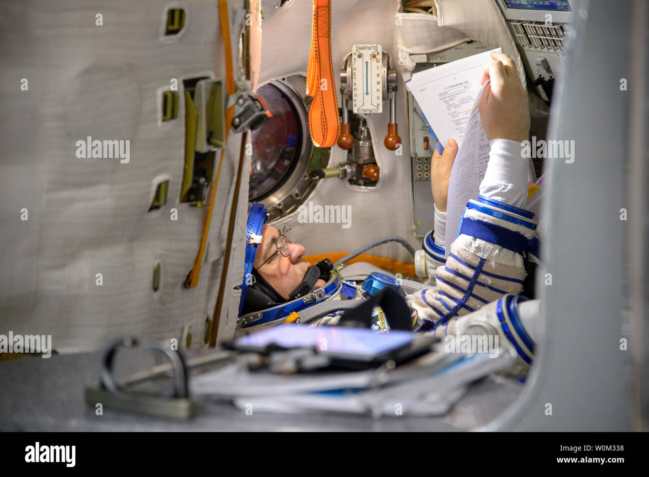 Expedition 47 russische Kosmonaut Oleg Skripochka ist innerhalb der Sojus Simulator für seine abschließende Qualifikation Untersuchung mit NASA-Astronaut Jeff Williams gesehen, und der russische Kosmonaut Alexei Ovchinin, am 25. Februar 2016, an der Gagarin Cosmonaut Training Centre (GCTC) in Star City, Russland. NASA Foto von Bill Ingalls/UPI Stockfoto