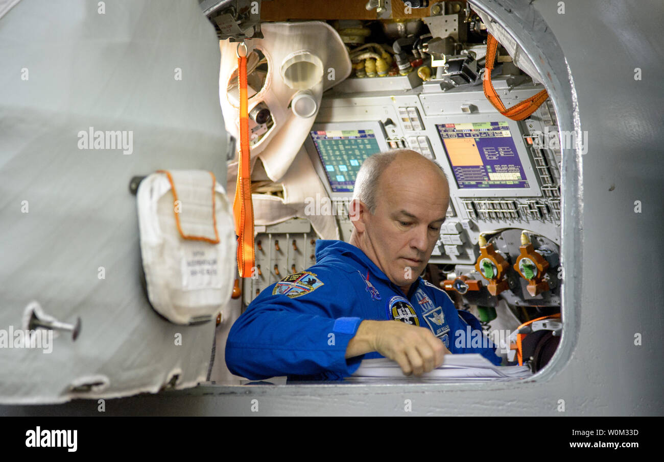 Expedition 47 NASA-Astronaut Jeff Williams, bereitet sich auf seinen letzten Tag der Sojus Qualifikation Prüfungen mit Russischen Kosmonauten Oleg Skripochka, und Alexej Ovchinin von Roskosmos, am 25. Februar 2016, an der Gagarin Cosmonaut Training Centre (GCTC) in Star City, Russland. NASA Foto von Bill Ingalls/UPI Stockfoto