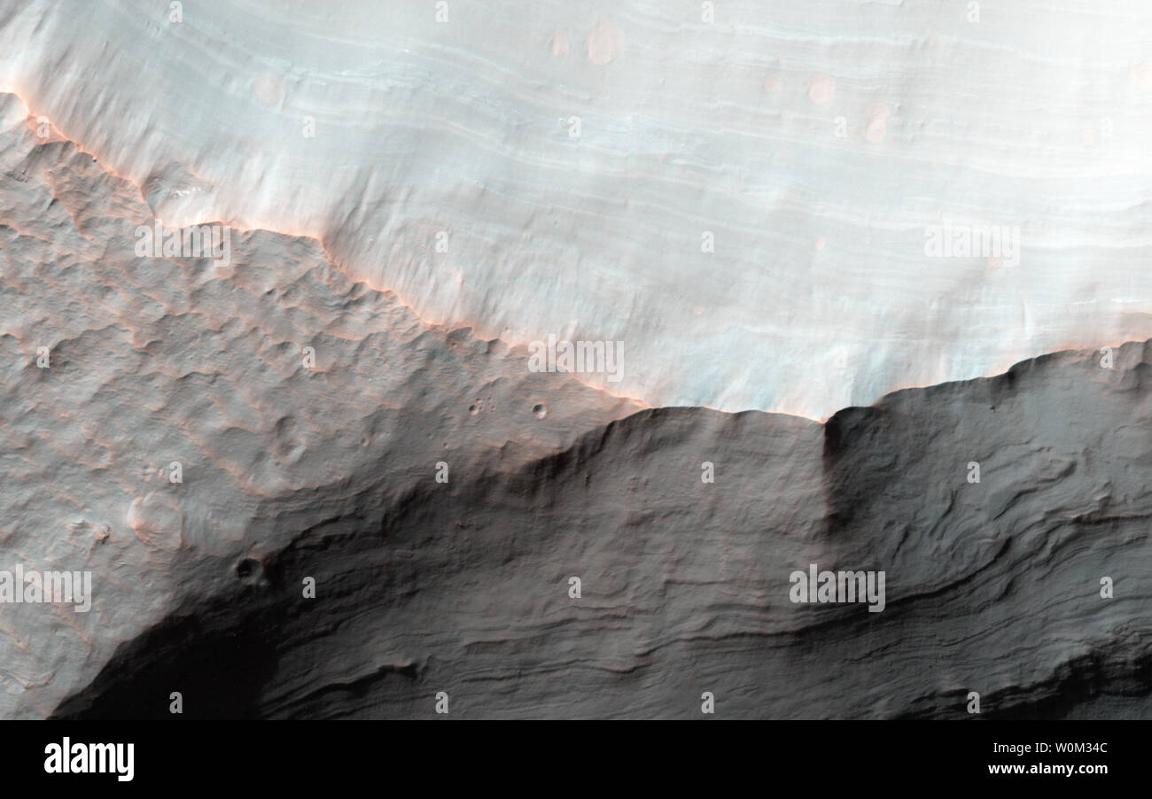 Schwemmfächer sind sanft abfallende Keile von Sedimenten durch fließendes Wasser abgelagert. Einige der am besten erhaltenen Schwemmfächer auf dem Mars sind in Saheki Krater, ein Bereich, der viele Zeit zuvor abgebildet worden. Diese Beobachtung, am 23. Januar 2016 aufgenommen, die von der High Resolution Imaging Science Experiment (HiRISE-Kamera der NASA Mars Reconnaissance Orbiter, deckt zwei Krater, die Stratigraphie der Fans machen. UPI Stockfoto