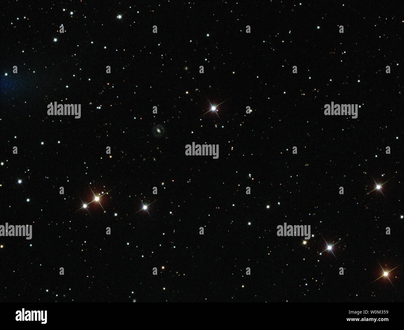 Die Astronomen des Sloan Digital Sky Survey (SDSS), durch eine 2,5 Meter Breite - Winkel optische Teleskop an Apache Point Observatory in New-Mexico für Supernovae zu schauen. Die Explosion genannt iPTF 16 geu können links von der Mitte des Bildes zu sehen sein, am 20. April 2017 abgegeben, einen kleinen roten Punkt. Foto: ESA/Hubble/NASA/UPI Stockfoto