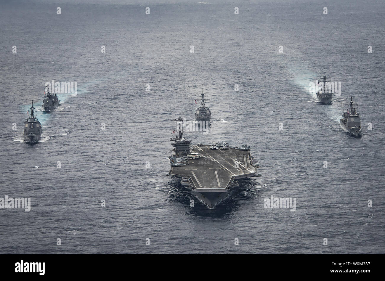 Der Nimitz-Klasse Flugzeugträger USS Carl Vinson (CVN 70) führt der Japan Maritime Verteidigung-kraft Zerstörer JS Ashigara (DDG178), links vorne, und JS Samidare (TT 106), links hinten, der Arleigh-burke-Klasse geführt - Flugzerstörer USS Michael Murphy (DDG112), in der Mitte hinten, und USS Wayne E.Meyer (DDG108), rechts hinten und die ticonderoga-Klasse geführte-missile Cruiser USS Lake Champlain (CG57), rechts vorn, bei einem Transit die Philippinische See, am 28. April 2017. Die US-Marine hat die Indo-Asia - Pazifik routinemäßig für mehr als 70 Jahre patrouillierten die Förderung von Frieden und Sicherheit in der Region. Foto von Stockfoto