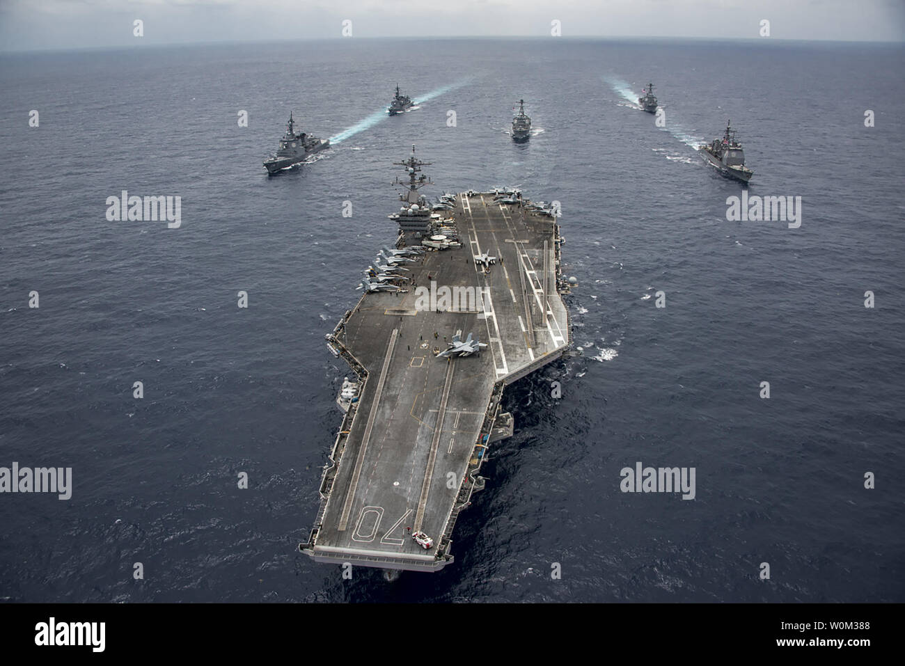 Der Nimitz-Klasse Flugzeugträger USS Carl Vinson (CVN 70) führt der Japan Maritime Verteidigung-kraft Zerstörer JS Ashigara (DDG178), links vorne, und JS Samidare (TT 106), links hinten, der Arleigh-burke-Klasse geführt - Flugzerstörer USS Michael Murphy (DDG112), in der Mitte hinten, und USS Wayne E.Meyer (DDG108), rechts hinten und die ticonderoga-Klasse geführte-missile Cruiser USS Lake Champlain (CG57), rechts vorn, bei einem Transit die Philippinische See, am 28. April 2017. Die US-Marine hat die Indo-Asia - Pazifik routinemäßig für mehr als 70 Jahre patrouillierten die Förderung von Frieden und Sicherheit in der Region. Foto von Stockfoto