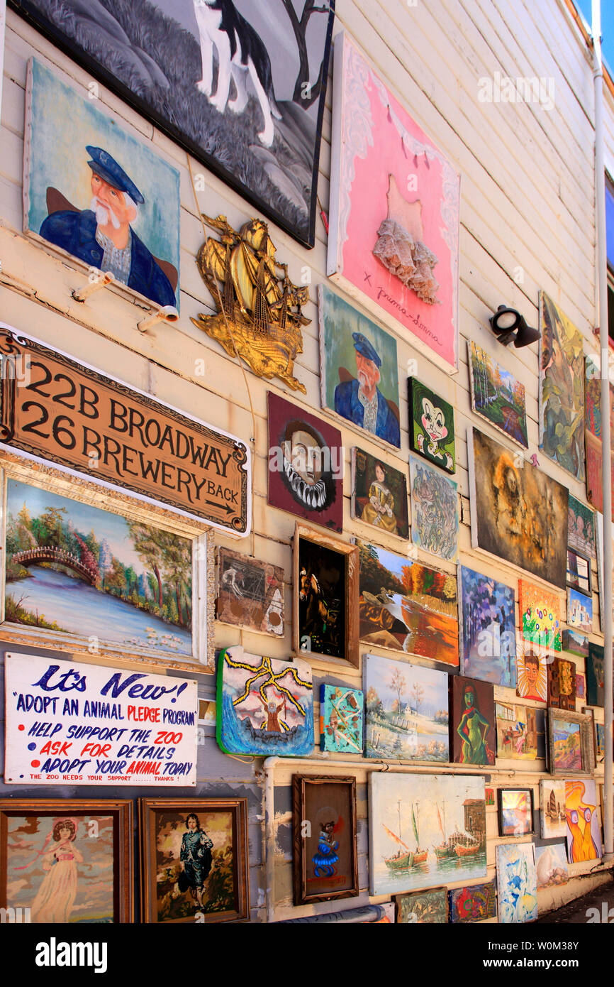 Amateur Kunstwerke ausserhalb an einer Wand eines Gebäudes in einer Gasse, die zu Broadway von Brauerei Ave in Bisbee, AZ Stockfoto