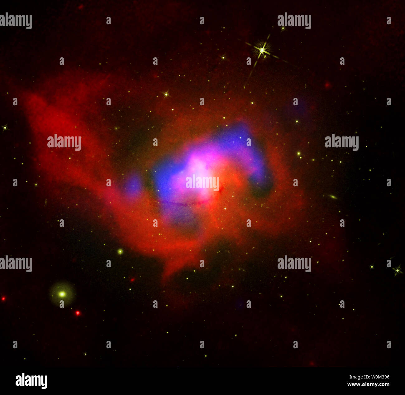 In der Mitte des Centaurus Galaxienhaufen, gibt es eine große elliptische Galaxie NGC 4696 genannt. Noch tiefer, es ist ein supermassives schwarzes Loch im Kern dieser Galaxie begraben. Das zusammengesetzte Bild, am 19. April 2017 veröffentlicht wurde, enthält X-ray Daten von Chandra (rot), dass das heiße Gas im Cluster offenbart, und radio Daten von der NSF Karl G. Jansky sehr große Reihe (blau) zeigt, dass energiereiche Teilchen durch das Schwarze Loch produziert-Jets. Sichtbares Licht Daten aus dem Hubble Space Telescope (grün) zeigen Galaxien im Cluster sowie Galaxien und Sterne außerhalb des Clusters. N Stockfoto