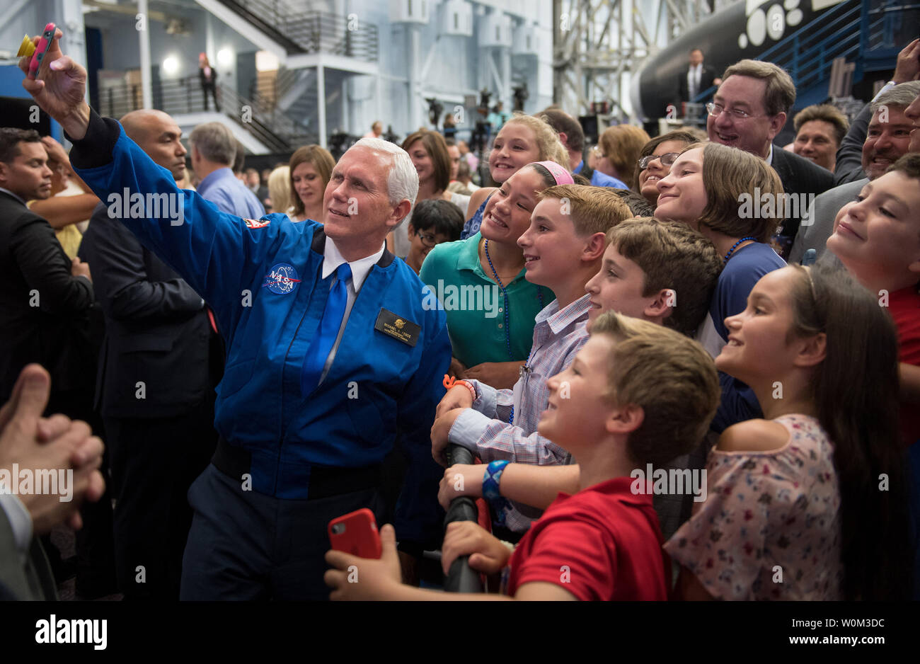 Vice President Mike Pence selfie nimmt eine Gruppe mit Kindern, die sich in Anwesenheit während einer Veranstaltung, wo die NASA 12 Neue astronautenanwärter, Mittwoch, 7. Juni 2017 im Johnson Space Center der NASA in Houston, Texas eingeführt wurden. Nach zwei Jahren Ausbildung, die neue Astronauten Kandidaten könnte zu den Missionen bei der Forschung auf der Internationalen Raumstation zugewiesen werden, die Einleitung von amerikanischem Boden auf Raumschiff durch kommerzielle Unternehmen aufgebaut, und starten auf Deep Space Missionen der NASA neue Orion Raumschiff und Space Launch Rocket System. NASA Foto von Bill Ingalls/UPI Stockfoto