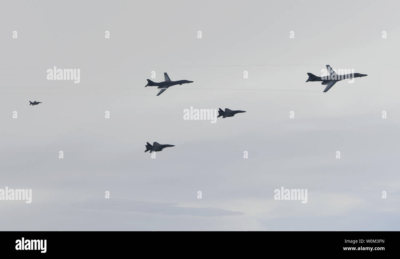 US Air Force B-1 b Lancer zur 9. Expeditionary Bomb Squadron versetzt, bereitgestellt von Dyess Air Force Base, Texas, fliegen mit südkoreanischen f-15 und US Air Force f-16 Kampfjets über der koreanischen Halbinsel, am 7. Juli 2017. Lancers reiste Andersen Air Force Base, Guam, eine sequenzierte bilaterale Mission mit südkoreanischen f-15 und f-Koku Jieitai (Japan Air Self-Defense Force) 2 Kampfjets durchzuführen. Die Mission ist als Reaktion auf eine Reihe von zunehmend skalierenden Aktionen durch Nordkorea, einschließlich der Einführung einer Interkontinentalrakete (ICBM) am 3. Juli. Foto mit freundlicher Genehmigung U.S. Stockfoto