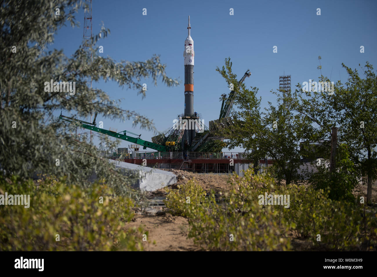 Die Sojus MS-05 Raumschiff nach in eine vertikale Position auf der Startrampe auf dem Kosmodrom Baikonur, Kasachstan, am 26. Juli 2017 angehoben werden. Expedition 52 Bordingenieur Sergei Ryazanskiy von Roskosmos, Flight Engineer Randy Bresnik der NASA, und Flugingenieur Paolo Nespoli der ESA (European Space Agency), werden festgelegt, an die Internationale Raumstation an Bord der Sojus-Kapsel vom Kosmodrom Baikonur zu am 28. Juli. NASA Foto von Joel Kowsky/UPI Stockfoto