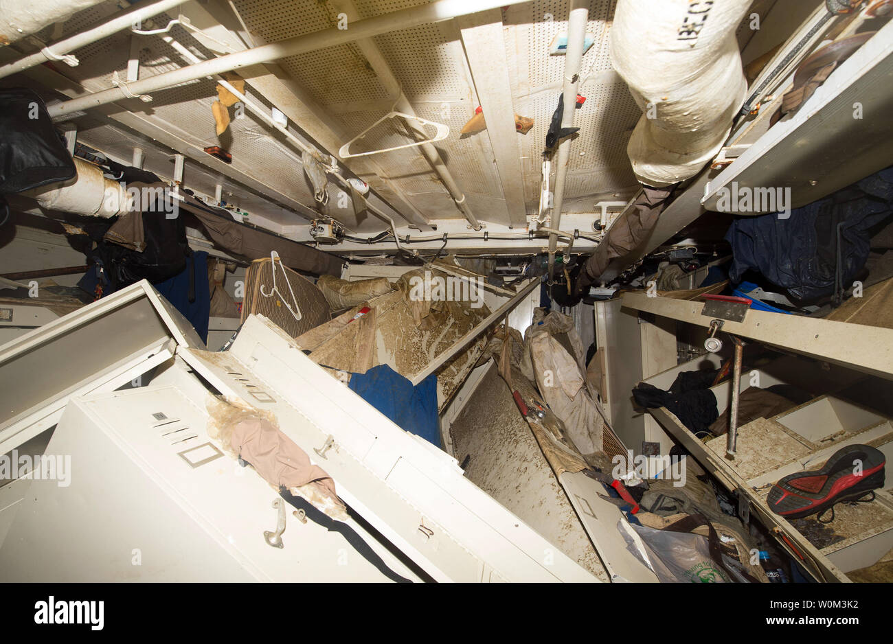 Der Arleigh-burke-Klasse geführte Anti-raketen-Zerstörer USS Fitzgerald (DDG62) sitzt in Dry Dock4 an der Flotte Aktivitäten Yokosuka, Japan, am 13. Juli 2017, Reparaturen, um fortzufahren und die Bewertung der Schäden von der 17. Juni bei einem Zusammenstoß mit einem Handelsschiff getragen. Diese Ansicht zeigt 2 Racks anlegeplätzen nach Entwässerung. Foto von MC2 Christian Senyk/U.S. Marine/UPI Stockfoto