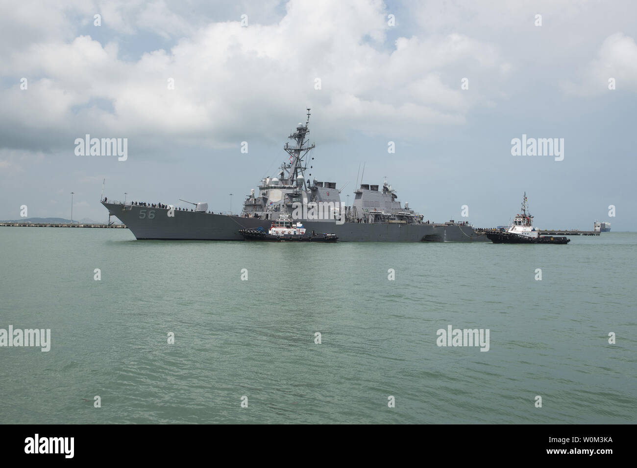 Schlepper aus Singapur unterstützen die geführte Anti-raketen-Zerstörer USS John S. McCain (DDG56) in Richtung Changi Naval Base, Republik Singapur, am 21. August 2017 steuert nach einer Kollision mit dem Handelsschiff Alnic MC während der Fahrt östlich der Straße von Malakka und Singapur früher am Tag. Erhebliche Schäden an den Rumpf führte zu Überschwemmungen in der Nähe Fächer, einschließlich crew Anlegeplätzen, Maschinen, und Kommunikation. Schäden und die Bemühungen von der Besatzung gestoppt weitere Überschwemmungen. Der Vorfall wird untersucht. Foto von MC2 Joshua Fulton/U.S. Marine/UPI Stockfoto