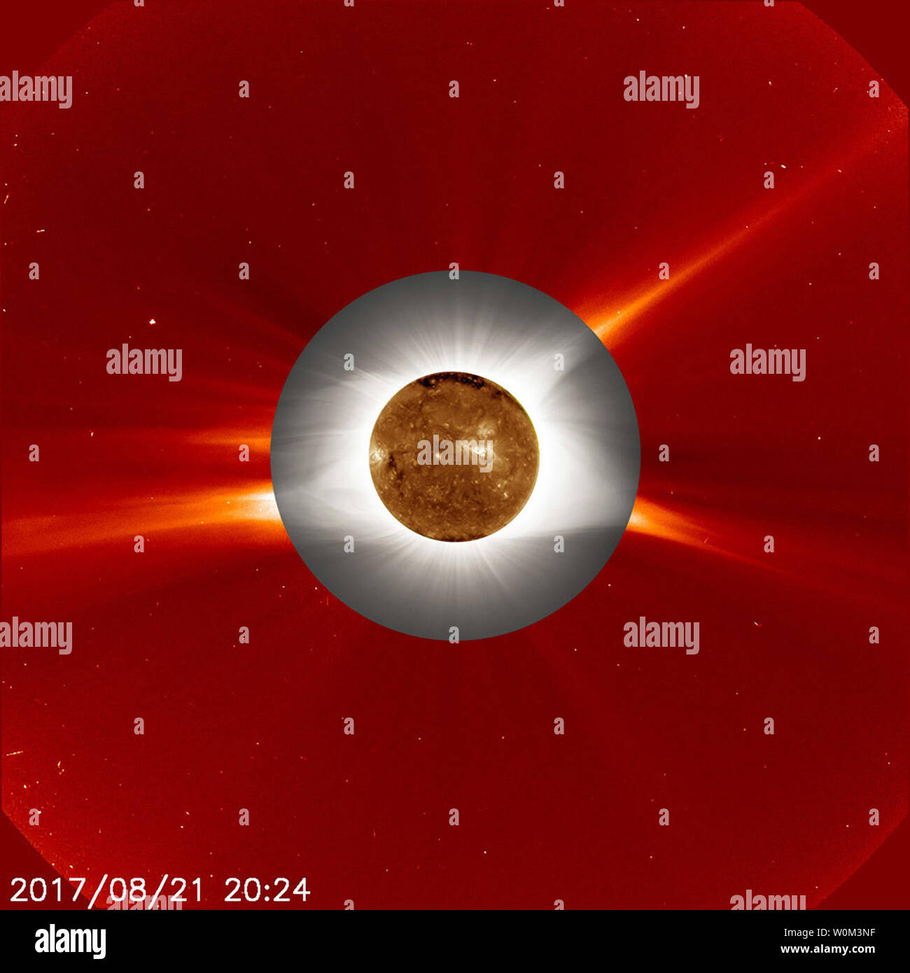 Ein Boden- Bild der totalen Sonnenfinsternis am 21. August 2017, (grau, mittlerer Ring), ist mehr als ein Bild von der Atmosphäre der Sonne überlagert, die Corona (Rot, äußerster Ring), wie von der ESA (European Space Agency) und der NASA Solar- und Heliospheric Observatory (SOHO), die Uhren der Sonne vom Weltraum aus gesehen bezeichnet. In der Mitte ist ein Bild von der Oberfläche der Sonne als der NASA Solar Dynamics Observatory in extremen ultravioletten Wellenlängen von Licht gesehen. Bei einer totalen Sonnenfinsternis, bodengestützten Teleskopen können den untersten Teil der Sonnenkorona in einer Weise, die zu einem anderen Zeitpunkt nicht möglich ist zu beachten. Stockfoto