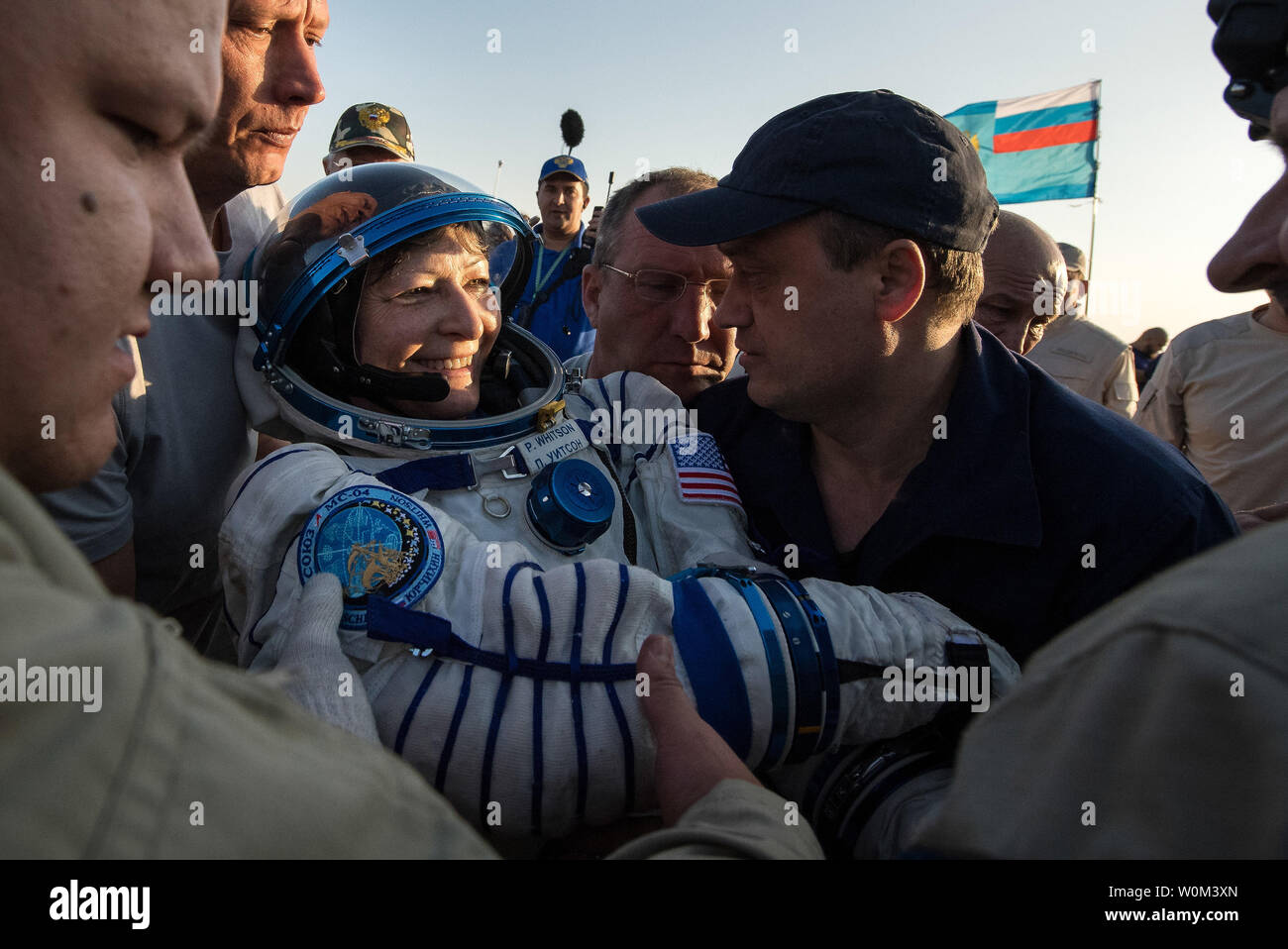 Expedition 52 NASA-Astronautin Peggy Whitson wird aus der Sojus MS-04 Raumschiff nur wenige Minuten, nachdem sie und Roskosmos Kosmonaut Fyodor Yurchikhin, und der NASA-Astronaut Jack Fischer in einer abgelegenen Gegend in der Nähe der Stadt Zhezkazgan, Kasachstan am 3. September landete geholfen, 2017 (kasachische Zeit). Whitson kehrt nach 288 Tagen im All, wo Sie als Mitglied der Expedition 50, 51 und 52 Mannschaften serviert. Yurchikhin und Fischer sind Rückkehr nach 136 Tagen im Weltraum, wo sie dienten als Mitglieder der Expedition 51 und 52 Crews der Internationalen Raumstation an Bord. NASA Foto von Bill Ingalls/UPI Stockfoto