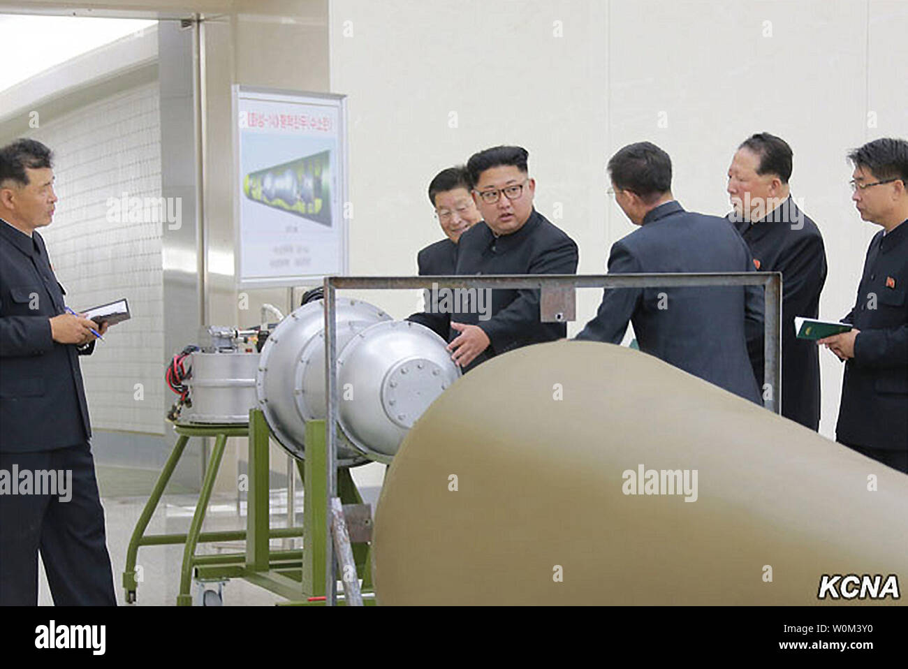 Dieses Bild veröffentlicht am 3. September 2017, durch die Nordkoreanische Offizielle News Service (KCNA), nordkoreanischen Führer Kim Jong Un während einer Unterrichtung durch Wissenschaftler der Atomwaffen Institut auf die Details der nuklearen des Landes weaponization Programm zeigt. Während der Tagung, Kim Jong Un erlebt das Laden der Wasserstoff Bombe in eine ICBM Rakete. KCNA/UPI Stockfoto