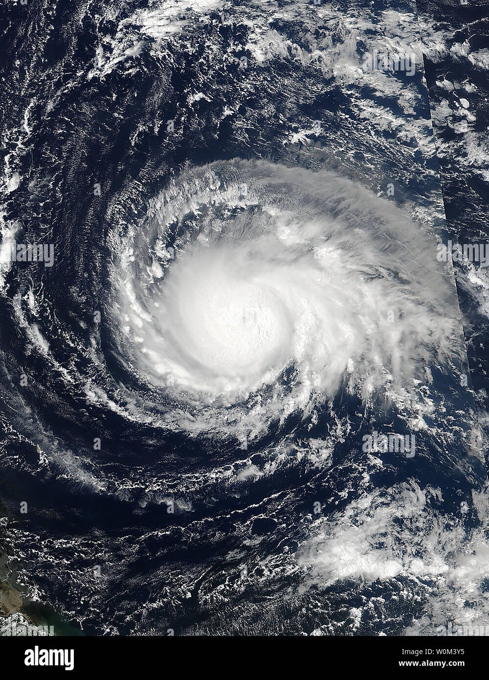 Am 4. September 2017, um 17:24 UTC, NASA, NOAA's Suomi NPP-Satelliten diese Ansicht des Hurrikans Irma als Kategorie 4 Hurrikan nähert sich der Leeward Inseln erfasst. Der Ausnahmezustand wurde in den Zustand durch Gouverneur Scott am Montag erklärte. Hurricane Irma wurde erhöht um eine Kategorie 5 Sturm am Dienstag Morgen. NASA/UPI Stockfoto