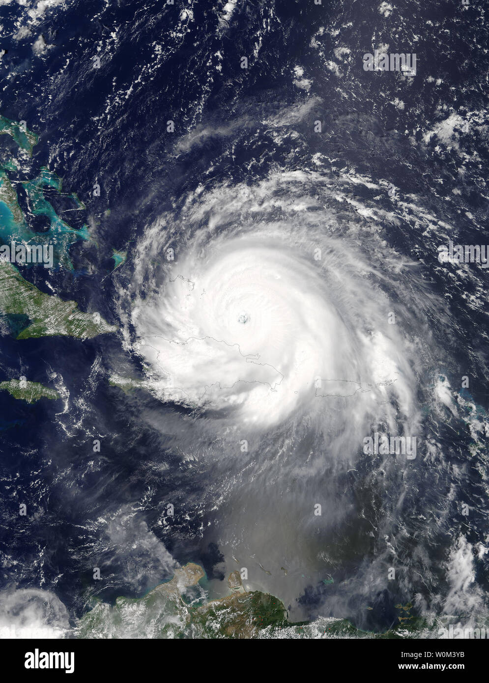 Die NASA-Satelliten Terra dieses Bild von Hurrikan Irma über Puerto Rico und Hispaniola am 7. September 2017, um 11:20 Uhr EDT erfasst (1520 UTC). Der Ausnahmezustand wurde in den Zustand durch Gouverneur Scott am Montag erklärte. Hurricane Irma wurde erhöht um eine Kategorie 5 Sturm am Dienstag Morgen. NASA/UPI Stockfoto