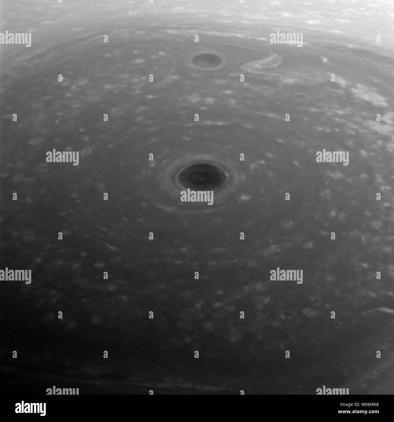 Diese turbulenten Wolken sind auf dem Dach der Welt bei Saturn. Die NASA-Raumsonde Cassini diese Ansicht von North Pole des Saturn am 26. April 2017, dem Tag, an dem er seine große Finale begann. Lange Mission von Cassini am Saturn aktiviert die Raumsonden, die die Sonne über dem Norden zu sehen, offenbart, dass die Region im Detail zum ersten Mal. Am 15. September 2017, nach zwei Jahrzehnten im Raum, der NASA-Raumsonde Cassini hat seinen endgültigen Ansatz zu Saturn, tauchen in die Atmosphäre des Planeten. Seit ihrer Ankunft im Jahr 2004, die Cassini-Huygens-Mission ist eine Entdeckung der Maschine, revolutioniert unser Wissen über die Stockfoto