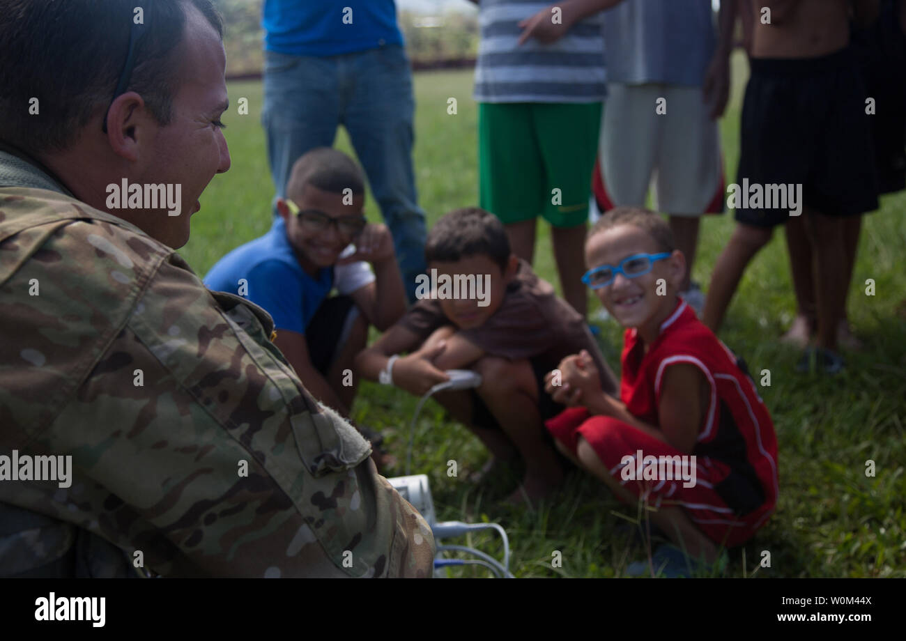 Us-Armee Sgt. Ryan S. Hinojosa (links), zugeordnet zu den 101 Combat Aviation Brigade (CAB), Luftlandedivision (Air Assault), zeigt medizinische Geräte für Kinder und Bürger der Jayuga, Puerto Rico, die am 4. Oktober 2017. Die 101 CAB führt medizinische Evakuierung und Katastrophenhilfe FEMA im Wiederherstellungsprozess von Puerto Rico zu unterstützen nach der Verwüstung durch den Hurrikan Maria. Foto: Staff Sgt. Pablo Piedra/U.S. Armee/UPI Stockfoto