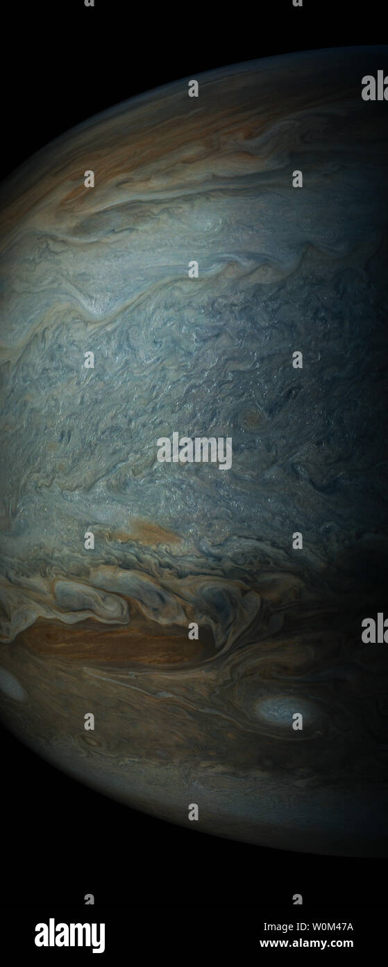 Kleine helle Wolken Dot's Jupiter ganzen tropischen Zone in diesem Bild erfasst durch JunoCam auf der NASA-Raumsonde Juno am 19. Mai 2017, auf einer Höhe von 7,990 Meilen (12,858 Kilometer). Obwohl die hellen Wolken Kleine in diesem riesigen jupiters cloudscape erscheinen, sind sie Cloud Türme etwa 30 Meilen (50 km) breit und 30 Meilen (50 km) hoch, dass Schatten auf den Wolken unter. Auf Jupiter, Wolken dieser hoch sind fast sicher aus Wasser und/oder Ammoniak Eis, und Sie können Quellen von Blitz. Dies ist das erste Mal, so viele Wolken türmen sichtbar sind, vielleicht weil wurde Stockfoto