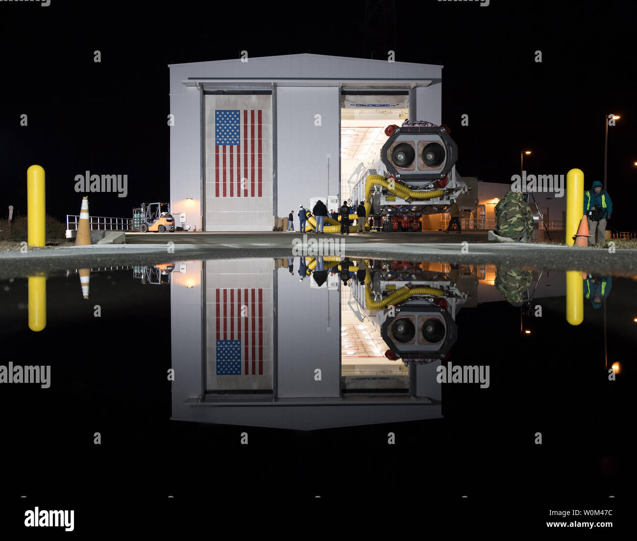 Die Orbital ATK Antares Rocket ist von der horizontalen Integration Facility (HIF) rollte Pad-0 ein, am 9. November 2017 zu starten, bei der NASA Wallops Flight Facility in Virginia. Von Orbital ATK 8 vertraglich vereinbarten Fracht Neuversorgung der Mission mit der NASA die Internationale Raumstation wird über 7.400 Pfund von Wissenschaft und Forschung, Besatzung und Fahrzeug Hardware an die orbitale Labor und seine Crew liefern. NASA Foto von Bill Ingalls/UPI Stockfoto