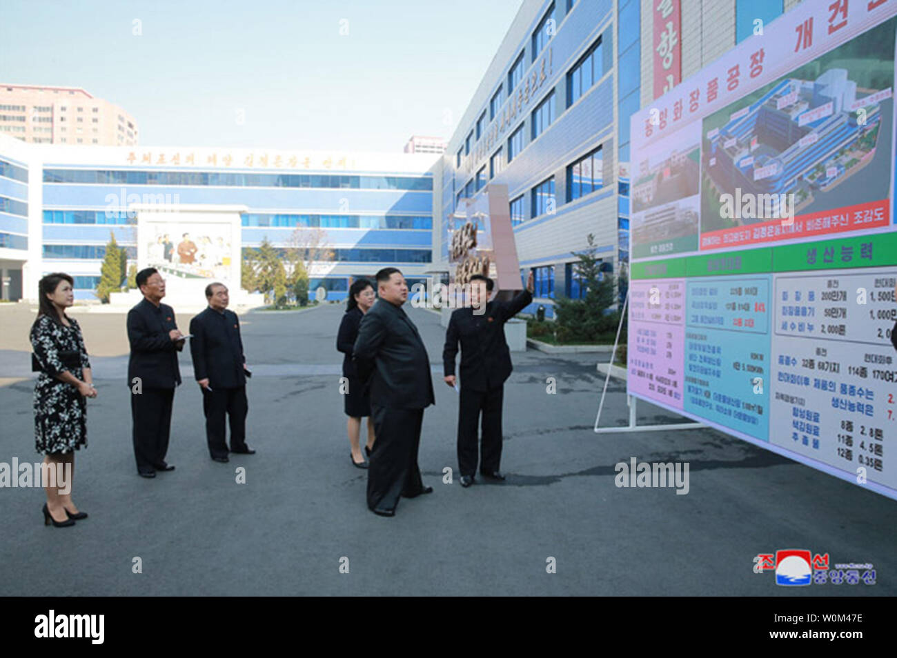 Dieses Bild am 29. Oktober 2017 veröffentlicht, die von der nordkoreanischen Offizielle News Service (KCNA), zeigt die nordkoreanischen Führer Kim Jong Un und seine Frau, Ri Sol Ju, der Besuch einer Kosmetik Fabrik in Pjöngjang. Während seiner Tour durch die Einrichtungen, Kim zeigte sich erfreut über die Qualität der produzierten Güter, und merkte, daß er glaubte, es sei "Möglich geworden, den Traum von Frauen, die gerechtere realisiert werden. Ich bin ein sehr angenehmes Bild unserer Frauen und andere Leute, die an der Welt sehr freuen würde - Kosmetik bei der Fabrik, die an eine moderne, wissenschaftliche und industrielle Basi gestellt worden ist. Stockfoto