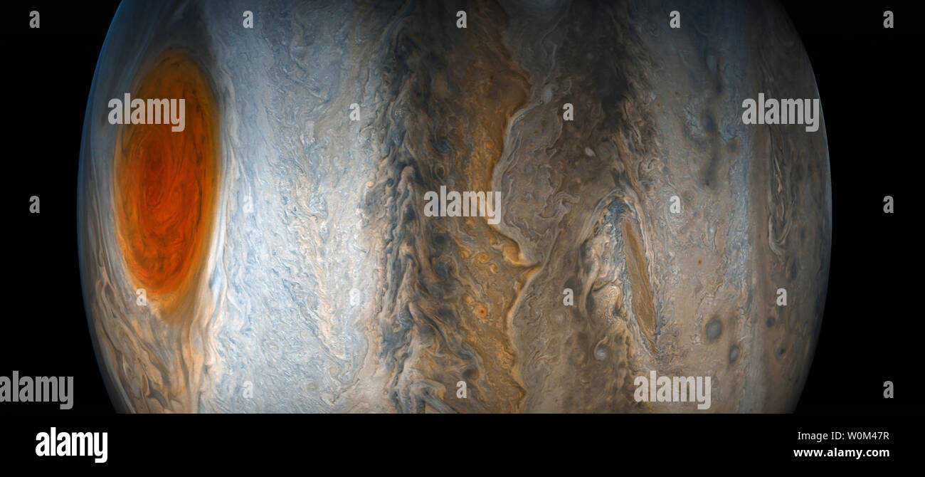 Dieses eindrucksvolle Jupiters Vista war von Bürgern Wissenschaftler Gerald Eichstädt und Sean Doran mit den Daten aus dem JunoCam Imager auf der NASA-Raumsonde Juno erstellt. Die turbulente Große Rote Fleck ist das Verblassen von Junos anzeigen, während die dynamische Bands der südlichen Region von Jupiter in den Fokus kommen. Norden ist links im Bild, und im Süden wird auf der rechten Seite. Das Bild wurde am Juli 10, 2017 um 7:12 Uhr PDT (10:12 Uhr EDT), da die Raumsonde Juno, seine siebte nahe Vorbeiflug an Jupiter durchgeführt. Zu der Zeit das Bild aufgenommen wurde, wird die Sonde war 10,274 Meilen (16,535 km) von den Oberseiten der Clo Stockfoto