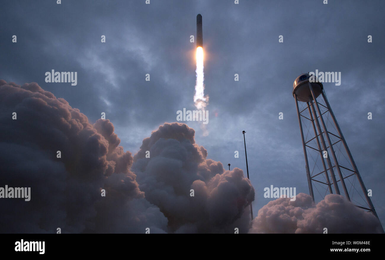 Die Orbital ATK Antares Rakete, mit der Cygnus Raumfahrzeug onboard, startet von Pad-0 ein, am 12. November 2017 an die NASA Wallops Flight Facility in Virginia. Von Orbital ATK 8 vertraglich vereinbarten Fracht Neuversorgung der Mission mit der NASA die Internationale Raumstation wird ca. 7.400 Pfund von Wissenschaft und Forschung, Besatzung und Fahrzeug Hardware an die orbitale Labor und seine Crew liefern. NASA Foto von Bill Ingalls/UPI Stockfoto