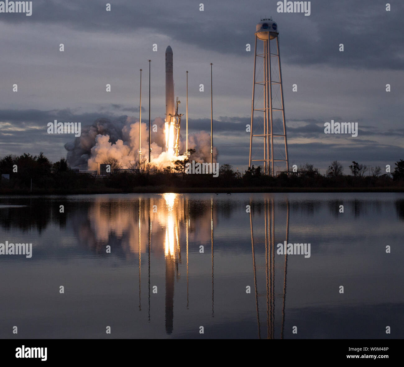 Die Orbital ATK Antares Rakete, mit der Cygnus Raumfahrzeug onboard, startet von Pad-0 ein, am 12. November 2017 an die NASA Wallops Flight Facility in Virginia. Von Orbital ATK 8 vertraglich vereinbarten Fracht Neuversorgung der Mission mit der NASA die Internationale Raumstation wird ca. 7.400 Pfund von Wissenschaft und Forschung, Besatzung und Fahrzeug Hardware an die orbitale Labor und seine Crew liefern. NASA Foto von Bill Ingalls/UPI Stockfoto