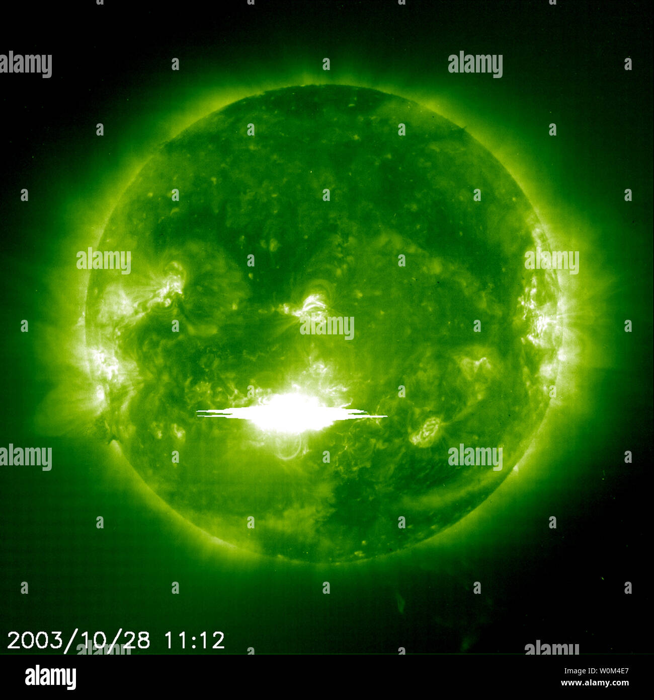 In SOHO Extreme Ultraviolet Imaging Telescope dieses spektakuläre Solar Flare am Morgen des 28. Oktober 2003 erfasst. SOHO (Solar- und Heliospheric Observatory) wird von der NASA und der ESA betrieben. Die X 17,2 Flare, der zweitgrößte von SOHO beobachtet, wurde die Einstellung aus einem starken high energy proton Event und einem sich schnell bewegenden coronal mass ejection. Die Erde wurde sofort durch die intensive Röntgenstrahlung, die Ionisierten die oberen Schichten der Atmosphäre, wodurch schwere Störungen im Funkverkehr betroffen. Die hochenergetischen Teilchen, die Folgen (ein so genanntes "proton Storm') könnte mit Satelliten stören Stockfoto