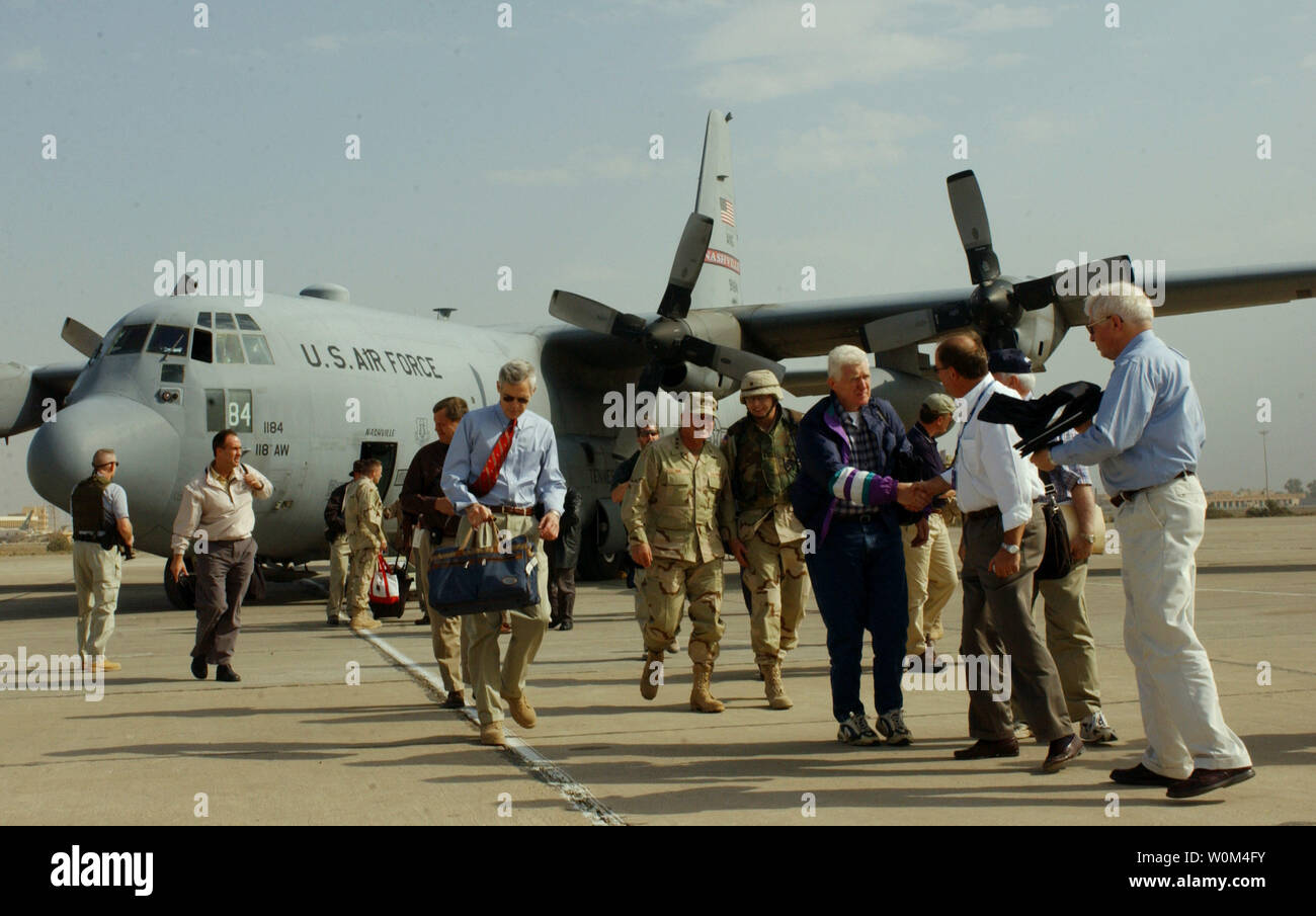 Ein United States Congressional Delegation kommt am Internationalen Flughafen von Bagdad, Irak am 9. November 2003. Die Delegation tourt durch verschiedene Einrichtungen und Personal im Irak bereitgestellt. (UPI Foto/Lisa M. Zunzanyika/Air Force) Stockfoto