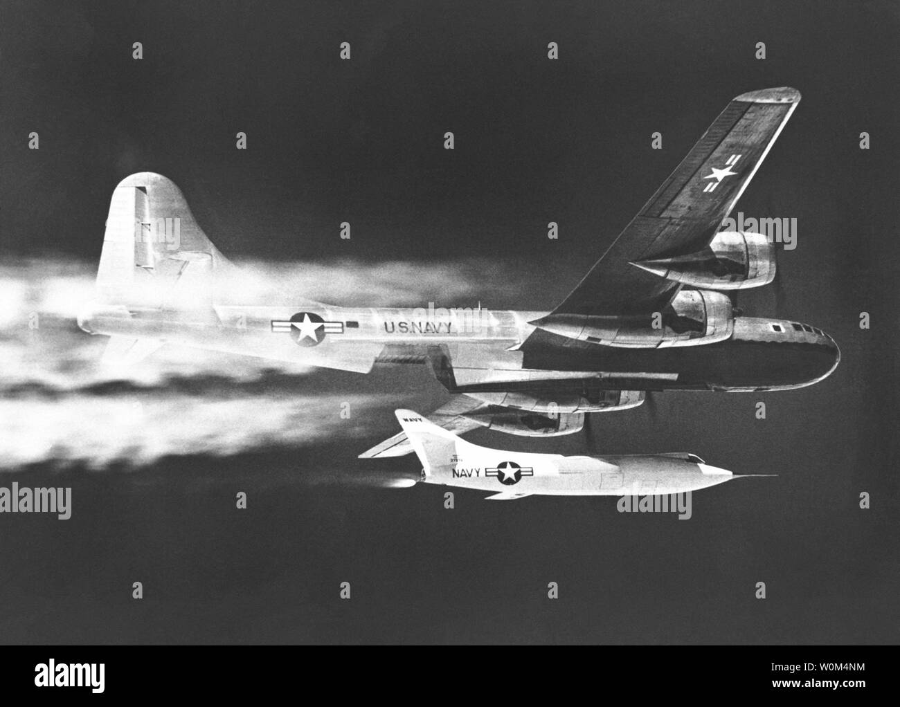 Die D--558-2 ist von der Marine P2B-1S auf diesem Foto 1956 gestartet. Das Flugzeug wurde P2B-1S. Es war eine B-29 ein Vor als Flugzeug für die Marine, die geändert wird. "Fruchtbare Myrte, "das Mutterschiff verwendet das Rufzeichen "NACA 137.' Der Douglas D -558-2 kyrockets" unter den frühen transsonischen Forschung Flugzeuge wie die X-1, X-4, X-5, X-92 A. Drei der 1-Sitz, fegte - Flugzeug flog von 1948 bis 1956. Die Rakete aus der Geschichte der Luftfahrt, wenn es das erste Flugzeug wurde zweimal die Schallgeschwindigkeit zu fliegen. Douglas pilot John-F.-Martin machte den ersten Flug in Playa de Muro Stockfoto