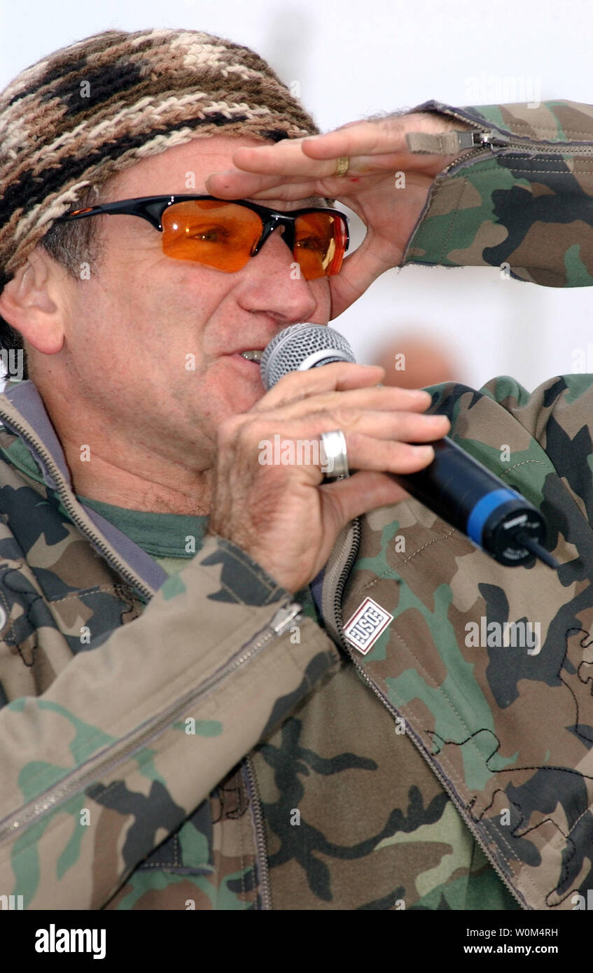 Academy Award-winning Schauspieler Robin Williams führt für die Truppen am Flughafen Bagdad am Dez. 16, 2003. Der Vorsitzende des Gemischten Generalstabschef, General Richard Meyers, brachten United Service Organisationen geförderten Animateure an der Basis als Teil der US-Tour. Auch bei ihm waren die Olympiasieger und aktuelle WWE Wrestler Kurt Angle, NASCAR Fahrer Mike Wallace und Fox Sports Net Persönlichkeit Leeann Tweedon. (UPI Foto/Lisa M. Zunzanyika/Air Force) Stockfoto
