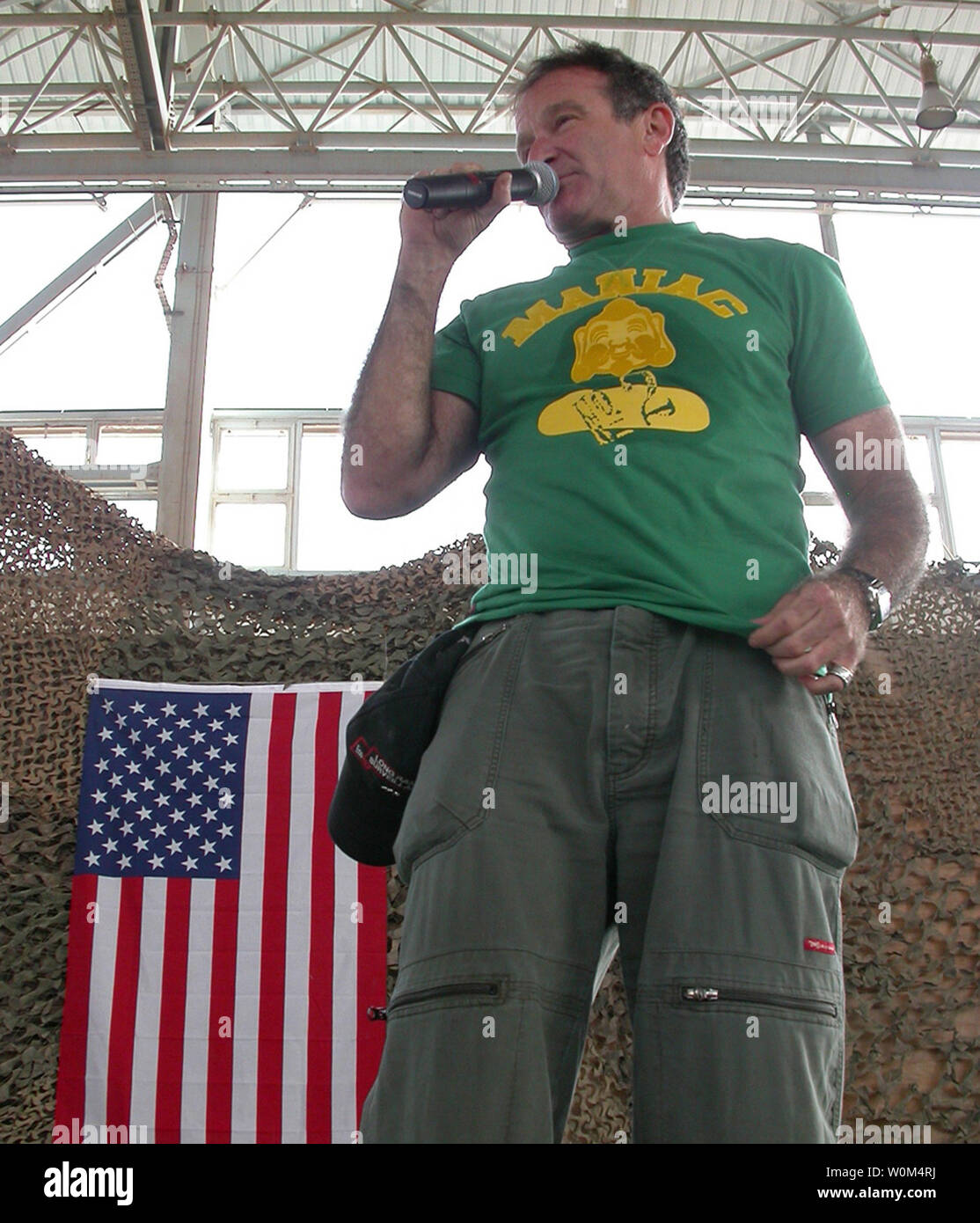 Academy Award-winning Schauspieler Robin Williams führt zu mehr als 300 Piloten und Soldaten am Dez. 17, 2003 zu Balad Air Base, Irak bereitgestellt. Der Vorsitzende des Gemischten Generalstabschef, General Richard Meyers, brachten United Service Organisationen geförderten Animateure an der Basis als Teil der US-Tour. Auch bei ihm waren die Olympiasieger und aktuelle WWE Wrestler Kurt Angle, NASCAR Fahrer Mike Wallace und Fox Sports Net Persönlichkeit Leeann Tweedon. (UPI Foto/A.C. Eggman/Air Force) Stockfoto