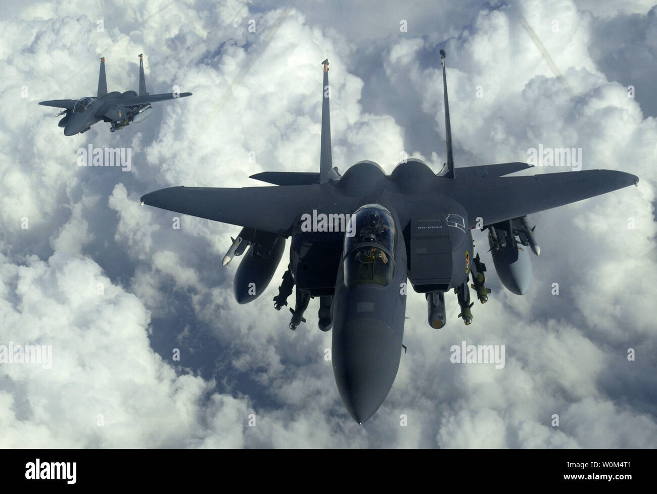 Ein US Air Force F-15E Strike Adler vom Mountain Home Air Force Base, Idaho, erhebt sich über dem Irak, der am 18. Dezember 2003 zur Unterstützung des irakischen Konflikts. Die F-15E Strike Eagle ist ein Dual-rolle Kämpfer entwickelt, Luft-Luft- und Luft-Boden-Einsätze durchzuführen. Ein Array von Avionik und Elektronik Systeme gibt die F-15E die Fähigkeit in geringer Höhe, bei Tag oder Nacht zu kämpfen, und bei schlechtem Wetter und seine primäre Funktion als ein Luft-zu-Erdkampfflugzeug durchführen. (UPI Foto/Suzanne Jenkins/Air Force) Stockfoto