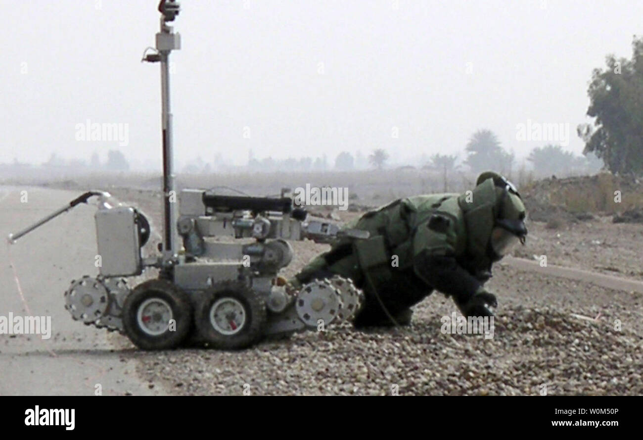 Das Tragen einer Schutzausrüstung Bombe, Tech. Sgt. Kyle Waller, eine Beseitigung von Explosivstoffen Techniker von Barkdsdale Air Force Base, LA, legt einen Sprengsatz an einem strassenrand Improvised Explosive Device im Irak. (UPI FOTO/U.S. Air Force) Stockfoto