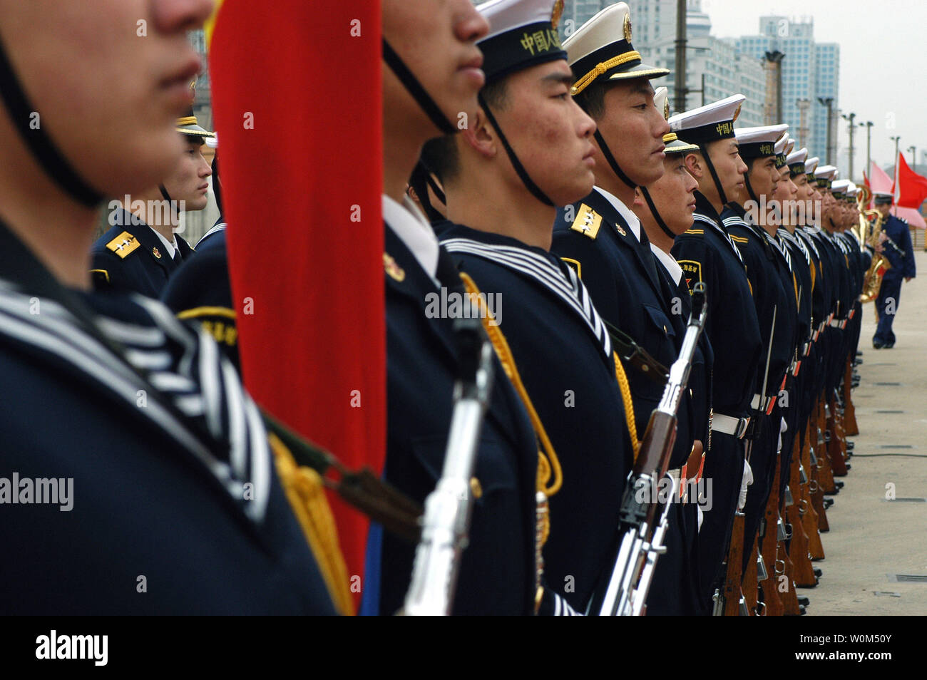 Die Volksbefreiungsarmee (Navy) Segler stehen in Formation auf Gaoyang Straße Pier bei der Ankunft der Siebten Flotte Befehl Schiff USS Blue Ridge am 24. Februar 2004. Blue Ridge zuletzt besuchte den Hafen Stadt im März 2001. Shanghai ist Chinas größter Stadt mit mehr als 13 Millionen in polulation. (UPI Foto/Michael R. McCormick/US-Navy) Stockfoto