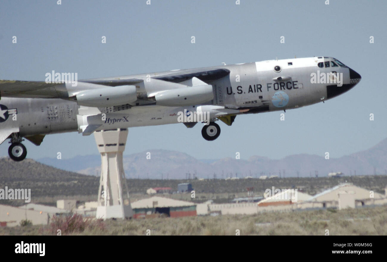 Eine B-52 Zieht aus Edwards AFB Durchführung der X-43 Forschungsfahrzeug und der ihr beigefügten Pegasus Trägerrakete. Die X-43 eine der schnellsten, wurde - Atmung Aircraft on März 27th, 2004, und erreichen eine Geschwindigkeit von ca. 5.000 km/h - Mach7. Die $ 250-Millionen-Euro-Programm ist ein gemeinsames Projekt der NASA Langley Research Center, Hampton, Virginia durchgeführt, und die NASA Dryden Research Center hier. Der test Flugzeug selber wiegt 2.800 Gramm und ist 12 Fuß lang und 5 Fuß breit. (UPI Foto/Catie Haag/Air Force) Stockfoto