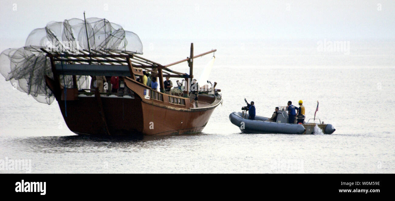 Der Besuch der Durchsuchung und Beschlagnahme Team (VBSS) zugeordnet zu USS Bulkeley (DDG84) prüft eine Dhow wie ihre starre Hülle Schlauchboot (Rhib) von am 23. April 2004 steht, in den Persischen Golf. VBSS Teams leiten Maritime Verbot Operationen (MIO) im Kampf gegen den globalen Krieg gegen den Terrorismus. (UPI Foto/Brien Aho/US-Navy) Stockfoto