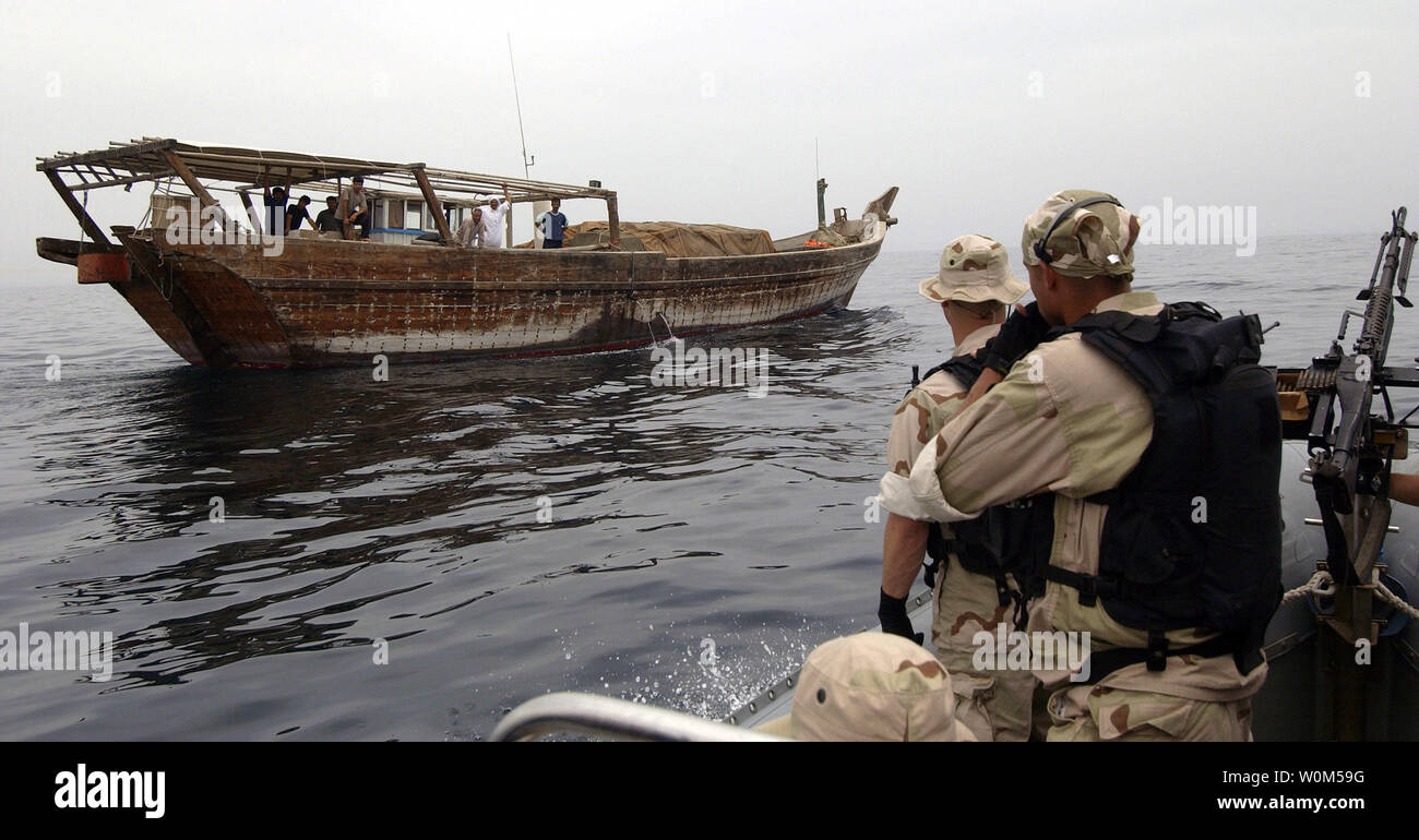 Der Besuch der Durchsuchung und Beschlagnahme Team (VBSS) zugeordnet zu USS Bulkeley (DDG84) Ansätze einer Dhow in einem starren Hülle Schlauchboot (Rhib) während der Durchführung der maritimen Verbot Operationen (MIO), im Kampf gegen den globalen Krieg gegen den Terrorismus am 23. April 2004, in den Persischen Golf. (UPI Foto/Brien Aho/US-Navy) Stockfoto