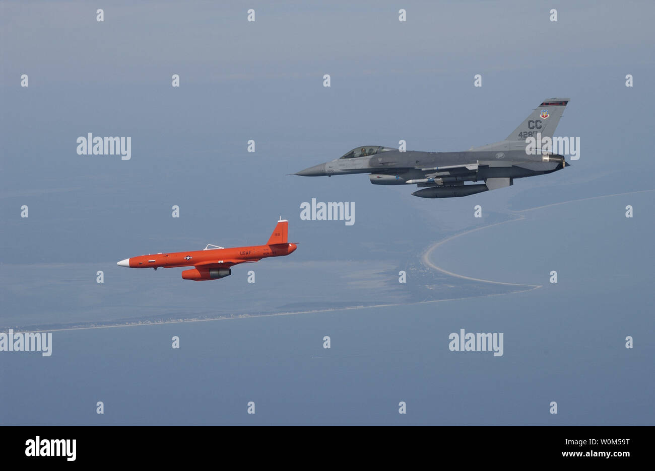 Major Peter Davey, einer F-16C Fighting Falcon Pilot die 428 nd Fighter Squadron "Buccanners', Cannon Air Force Base, New York, fliegen in Formation mit einem Mqm-107 E treaker'-Skala Aerial Target drone während einem Kampf Archer Mission über den Golf von Mexiko vor kurzem zugeordnet. Die MQM-107 E Sub-Skala Aerial Target drone ist an der 82nd Antenne Ziele Geschwader zugewiesen an Tyndall entfernt und ist als Ziele bei der Bekämpfung der Bogenschütze Missionen eingesetzt. Die MQM-107E, liebevoll als "treaker" genannt, wird verwendet, um eine Vielzahl von Luft-zu-Luft-und-Missionen, die Antenne Ziele unterstützen und Stockfoto