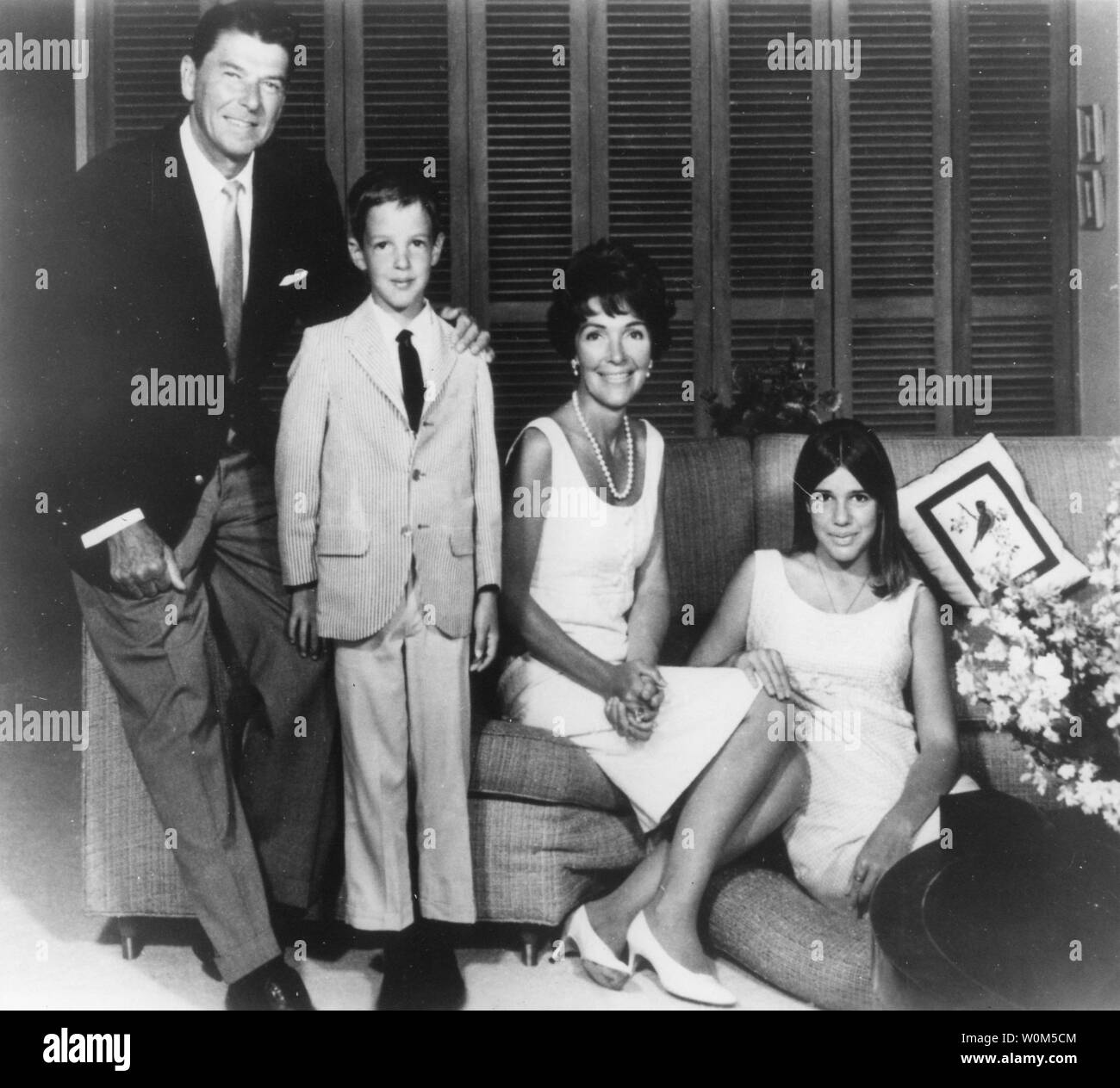 Ronald Reagan ist hier mit seinem Sohn Ron jr., Frau Nancy und Tochter Patti in diesem Weihnachten Familie Portrait 1966 gesehen. Dies war das Jahr, in Reagans Karriere in der elektiven Politik und seine beschwerliche Reise zum Weißen Haus begann. Reagan, der 40. Präsident der Vereinigten Staaten von Amerika, wurde im Hinblick auf den Zusammenbruch des Kommunismus und das Ende des Kalten Krieges beteiligt. Der ehemalige Präsident ist jetzt 92 und hat Alzheimer leidet seit über zehn Jahren. (UPI/Datei) Stockfoto
